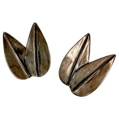 Robert Lee Morris Wabi Sabi Kollektion, Schwarze Double Dart-Ohrringe mit Knopfleiste
