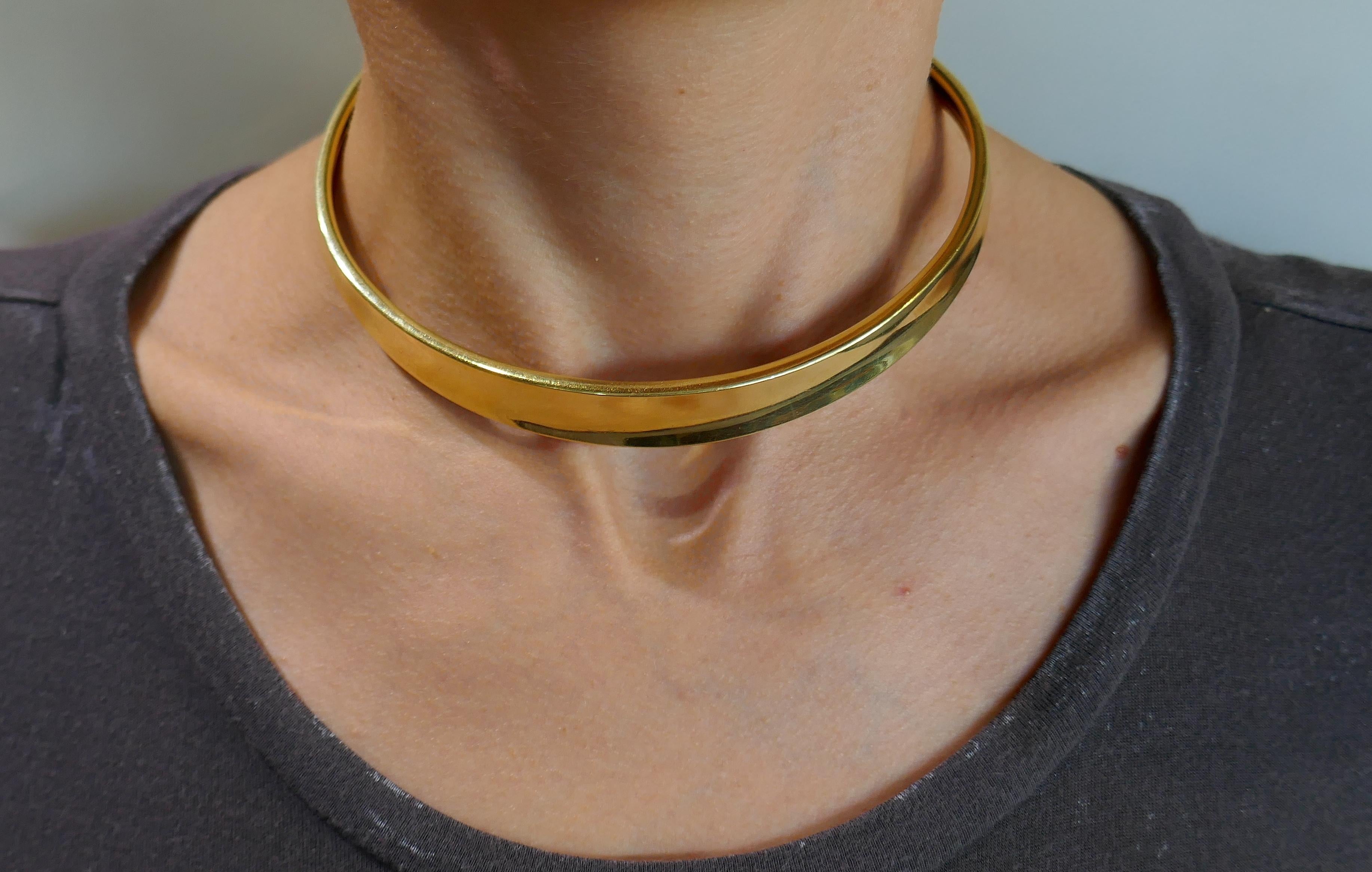 Simple, elegant and classy choker necklace created by Robert Lee Morris. Chic and wearable, the necklace is a great addition to your jewelry collection.
The necklace is made of 18k yellow gold.
The necklace measures 11-1/2 x 1/2 inches (29 x 1.4