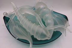 Robert Levin Signierte mundgeblasene Biomorphe Schale aus Milchglas aus Milchglas in Schale