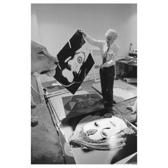 Robert Levin, "Andy Warhol con in mano il mito di Dracula, 1981" Stampa con cornice, USA, 2015