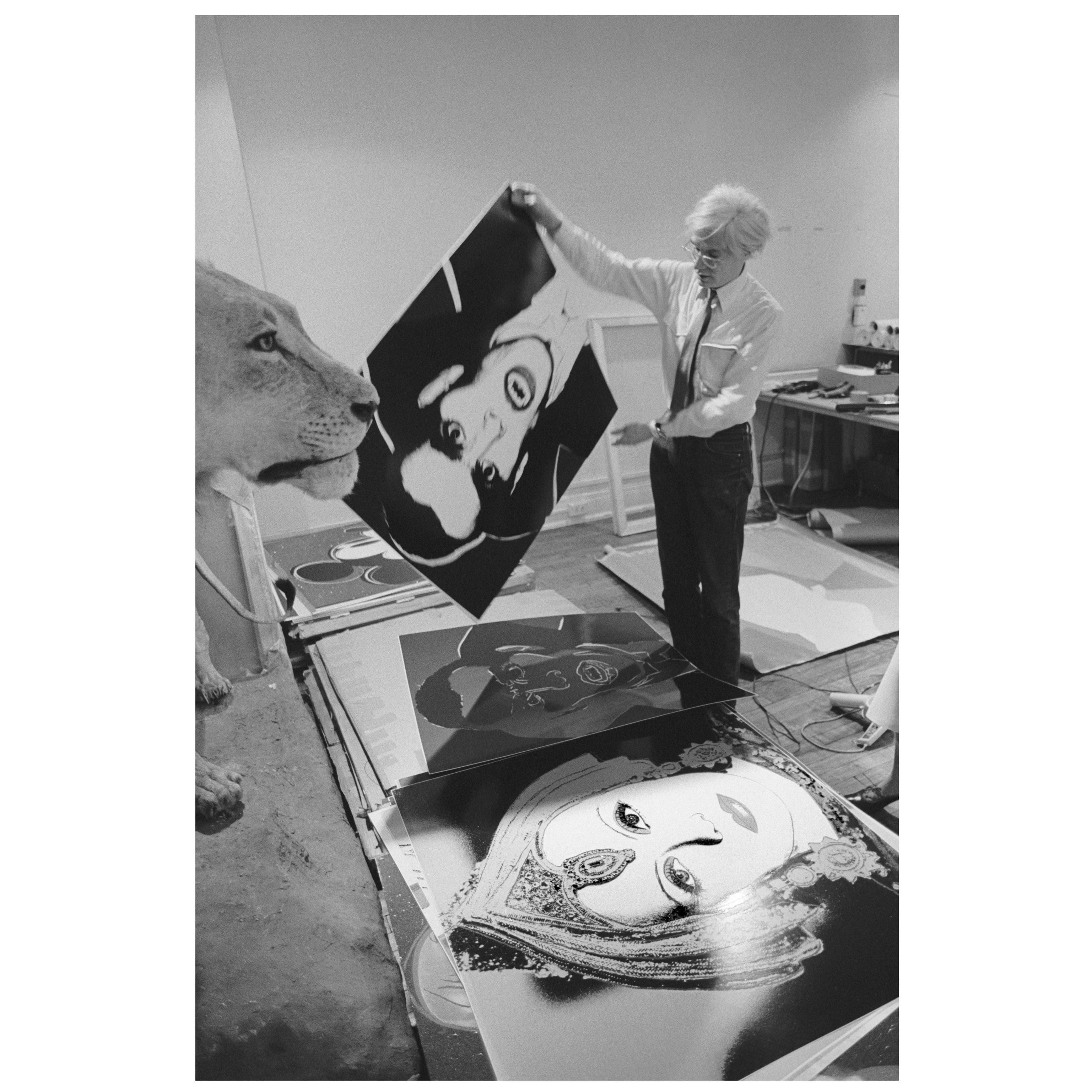 Robert Levin, „Andy Warhol, „Andy Warhol holding Dracula Myth“, gerahmter Druck, USA, 2015 im Zustand „Hervorragend“ im Angebot in New York, NY