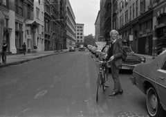 Robert Levin, "Andy Warhol con la bicicletta sulla 11a strada, NYC 1981" Stampa, USA, 2015