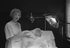 Robert Levin, "Andy Warhol con Janet Sartin che si fa il viso", Stampa con cornice, 2015