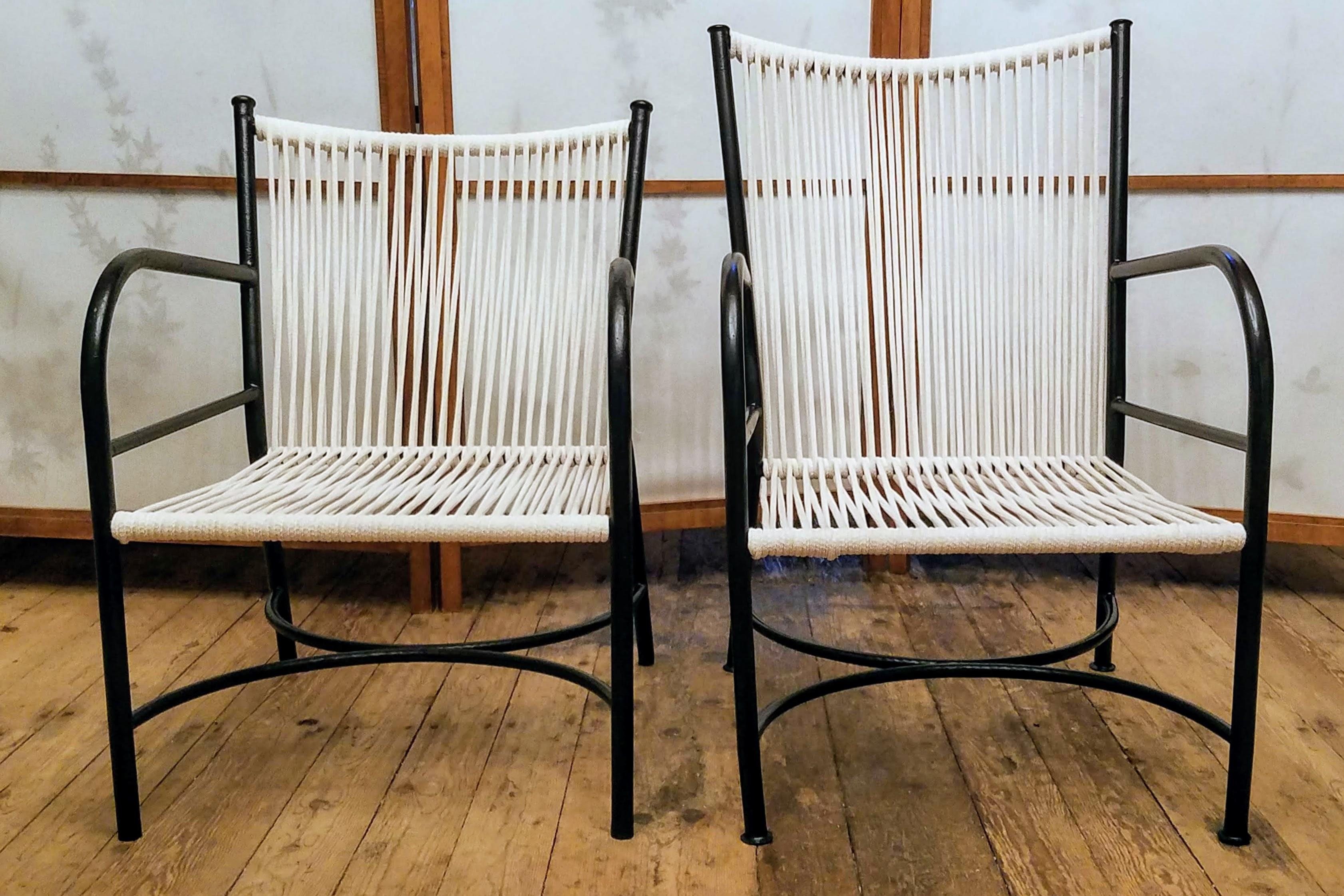 Die vier Sessel von Robert Lewis wurden in den 1930er Jahren in seinem Atelier unterhalb der Old Mission Santa Barbara in Santa Barbara, Kalifornien, handgefertigt.
Drei der vier Stühle haben passende 29,5 Zoll hohe Rückenlehnen und einer hat eine