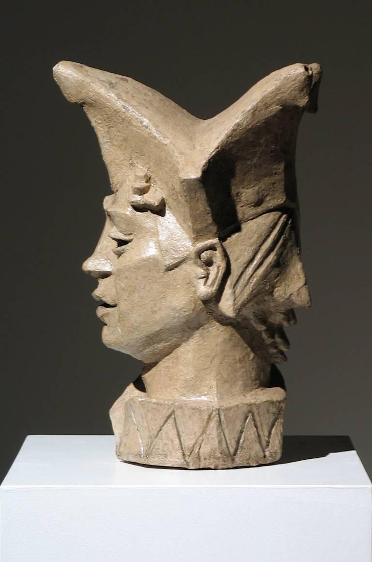 Tête de bouffon - Noir Figurative Sculpture par Robert Lohman