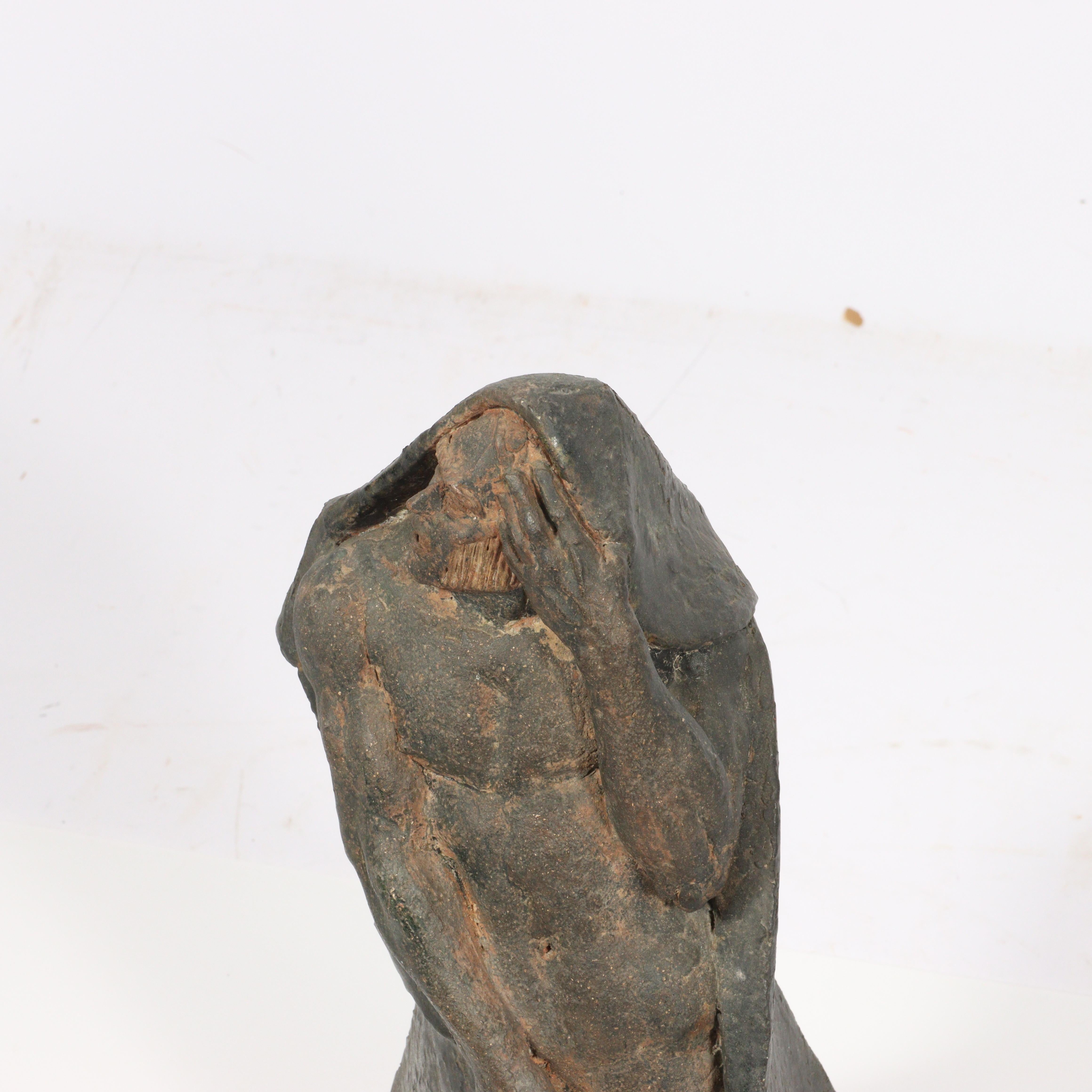 Figura amortajada - Figurative Sculpture Gris de Robert Lohman