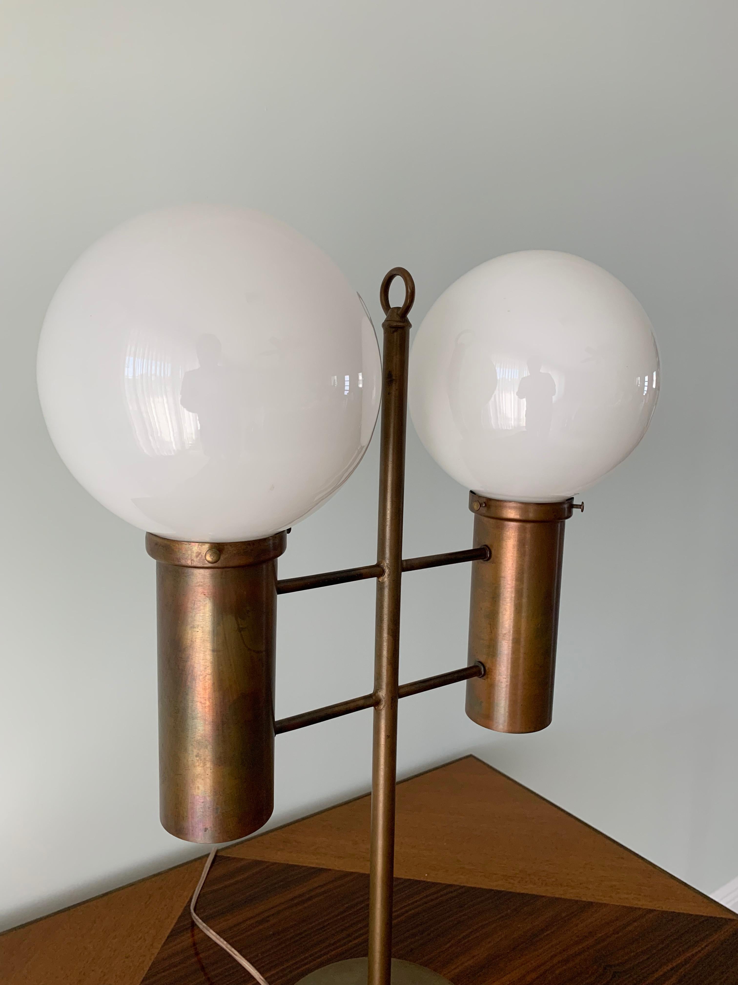 Mid-Century Modern Lampe en laiton massif et verre opale de Robert The, Californie Sausalito, vers 1965 en vente