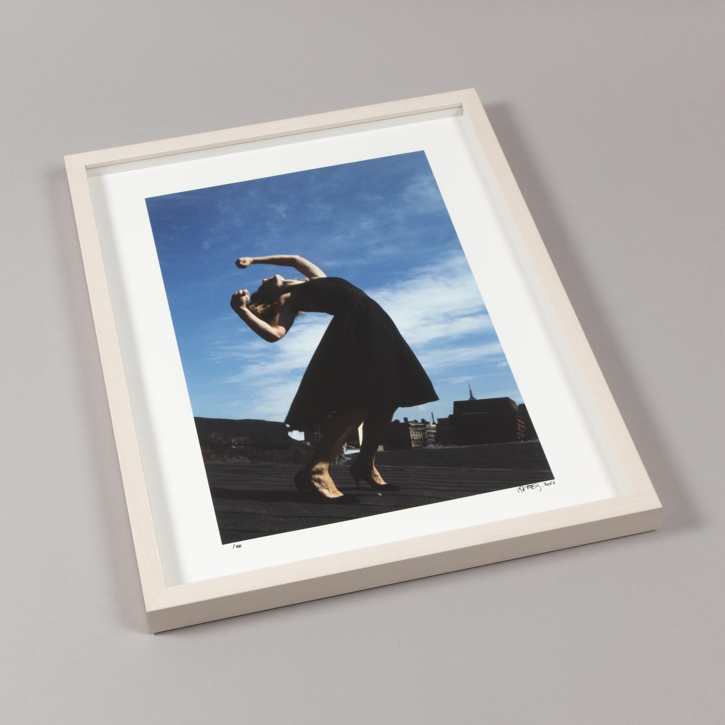 Robert Longo, Janet (aus Men in the Cities) – signierte Fotografie im Angebot 2