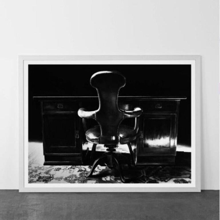 Figurative Print Robert Longo - Bureau et chaise Freuds, salle d'étude, contemporain, XXIe siècle, édition limitée