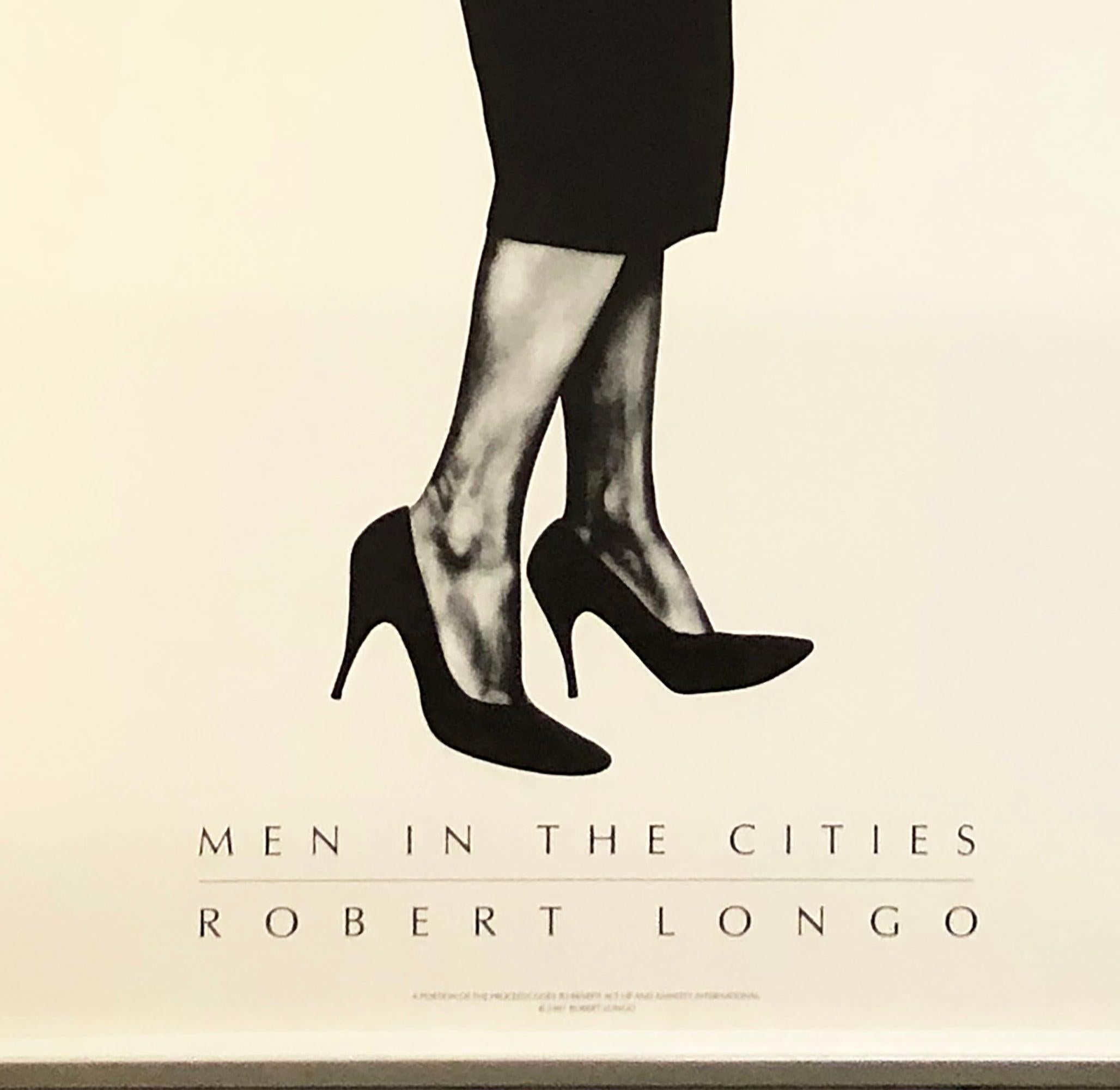 Llamativo y reconocible al instante, Gretchen es un cartel original diseñado y creado por Robert Longo como parte de su icónica serie Men in the Cities. Publicado en 1991 en colaboración con ACT UP y Amnistía Internacional, este cartel fusiona el