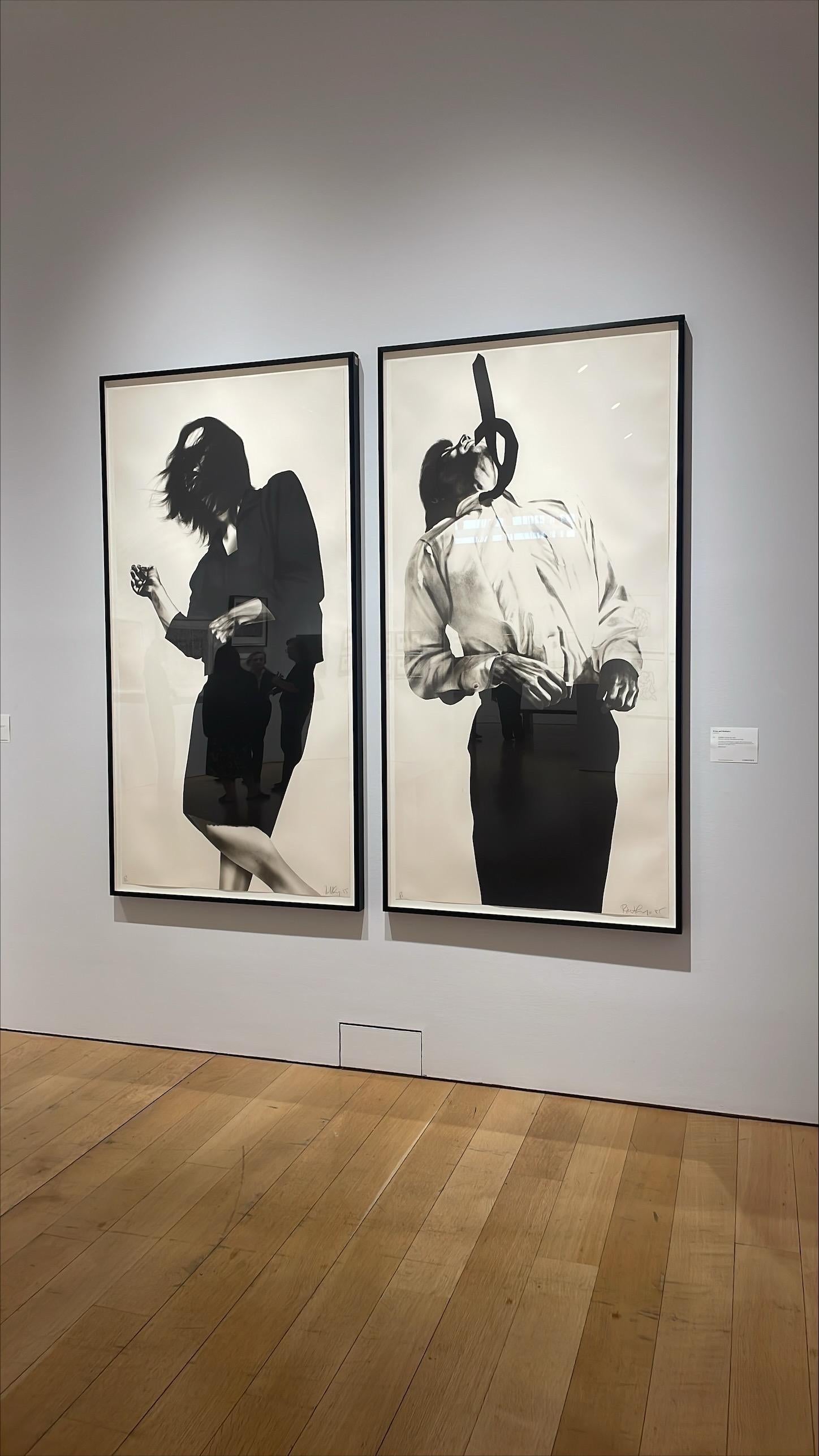 Gretchen y Eric de Hombres en las ciudades - Portrait Print Gris de Robert Longo