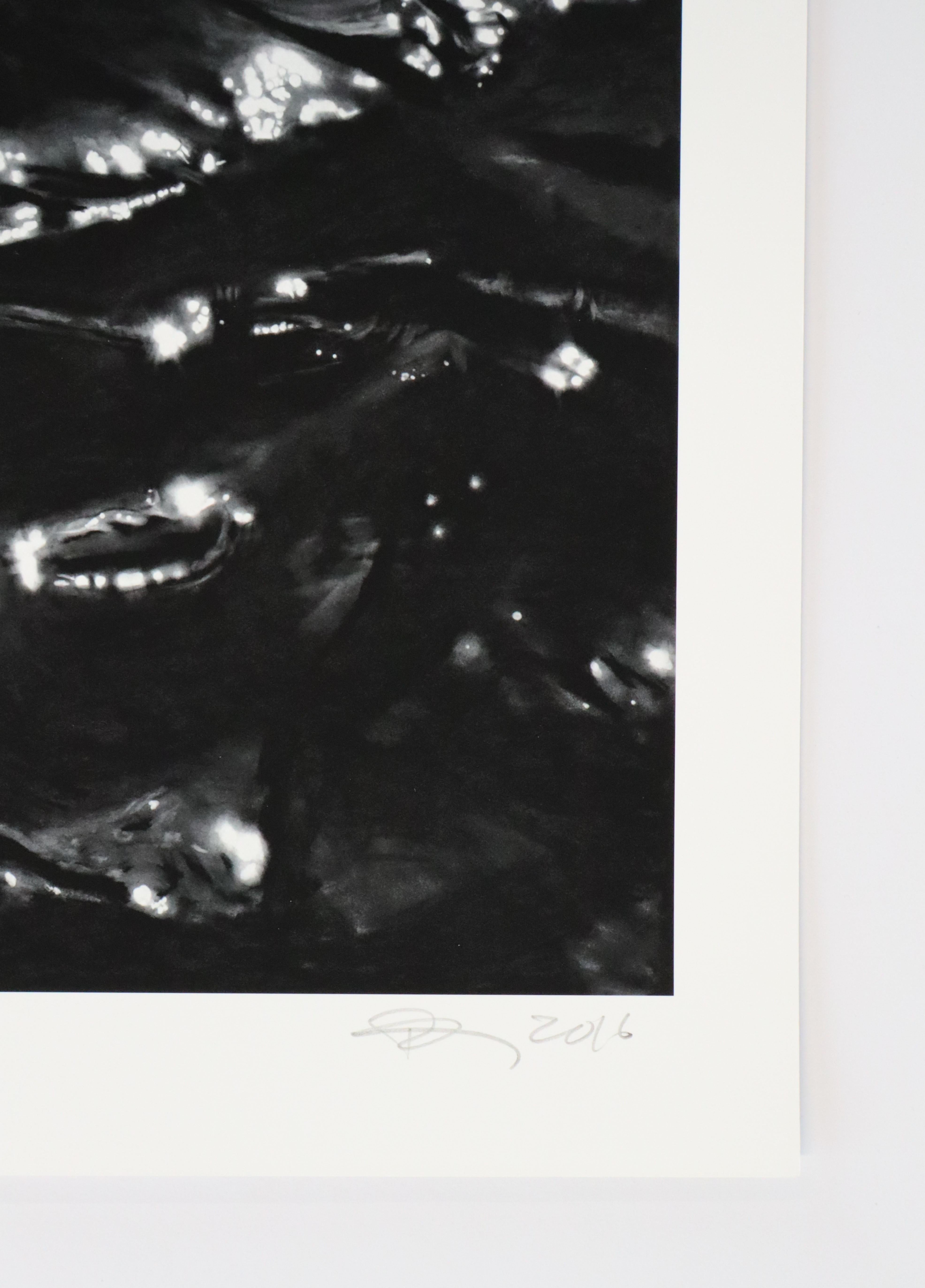 Rippling Water par Robert Theo, Contemporain, 21e siècle, édition limitée - Noir Portrait Print par Robert Longo