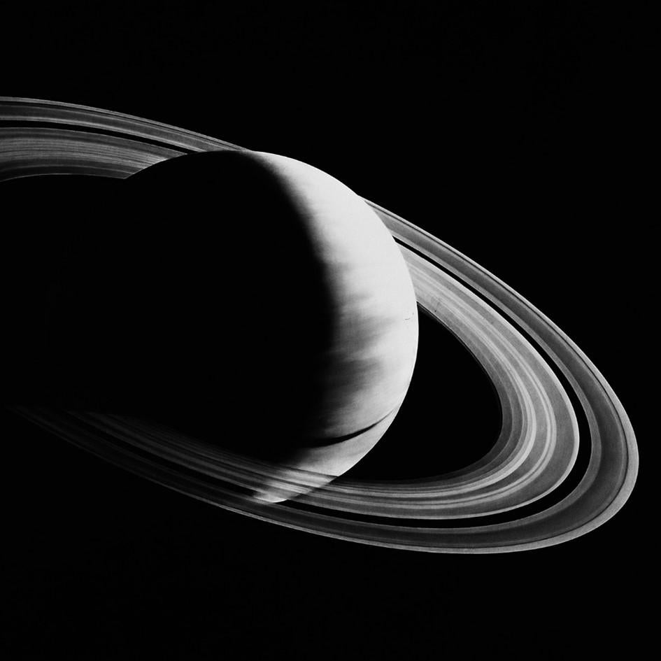 Sans titre (Saturn) - Contemporain, 21e siècle, édition limitée, impression pigmentaire - Noir Figurative Print par Robert Longo