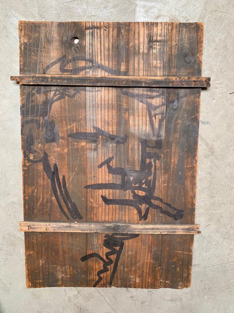 Grande peinture originale de Robert Loughlin sur une porte en bois. Double face avec trois dessins de la Brute. Porte en bois brun avec dessin de la Brute sur une face. Le côté opposé présente un dessin de la Brute qui semble avoir été gratté par
