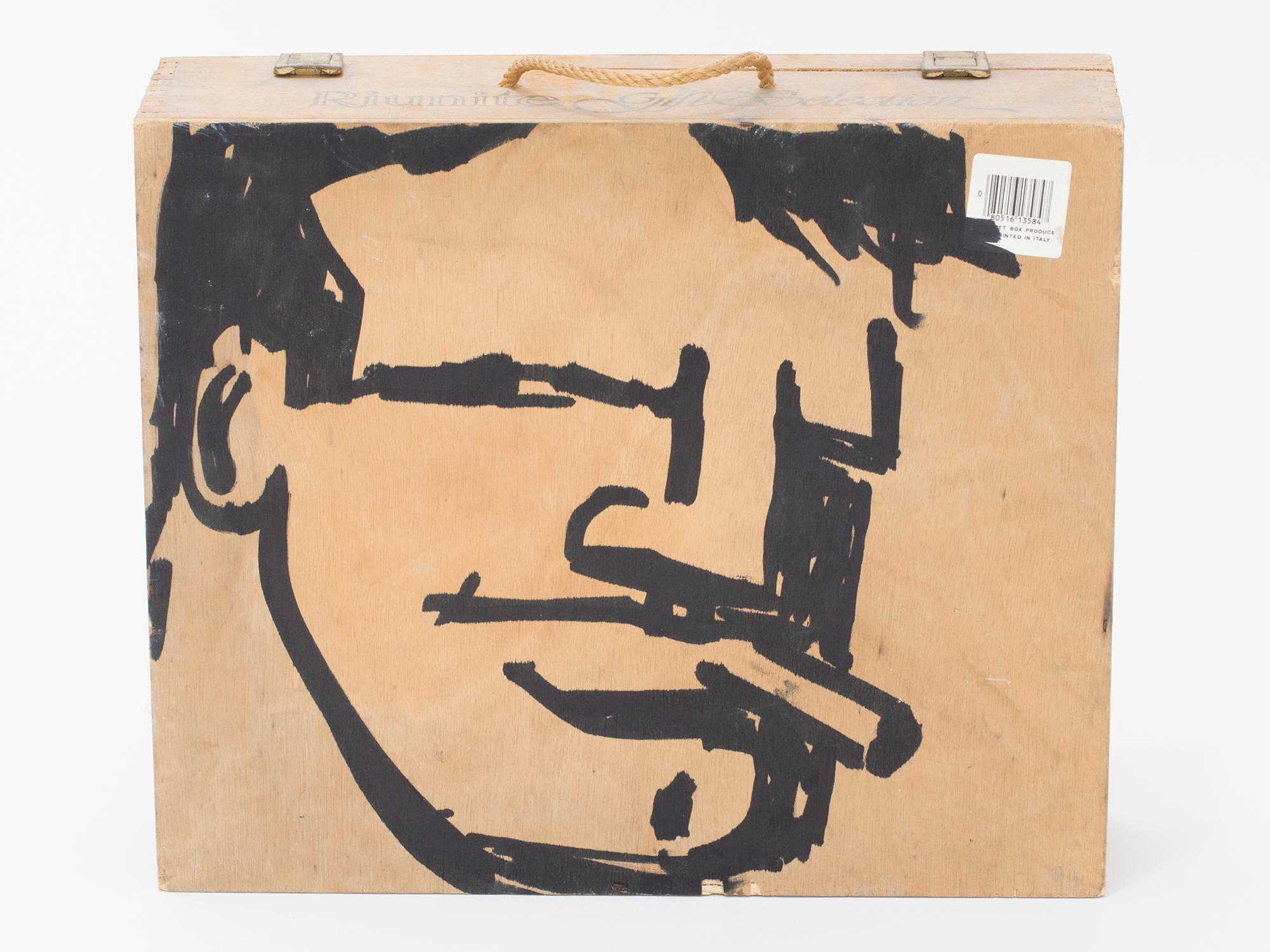 Marcatura su una scatola di vino in legno trovata da Robert Loughlin, leggenda del picking e dell'arte di New York. Firmato. In evidenza nella mostra 