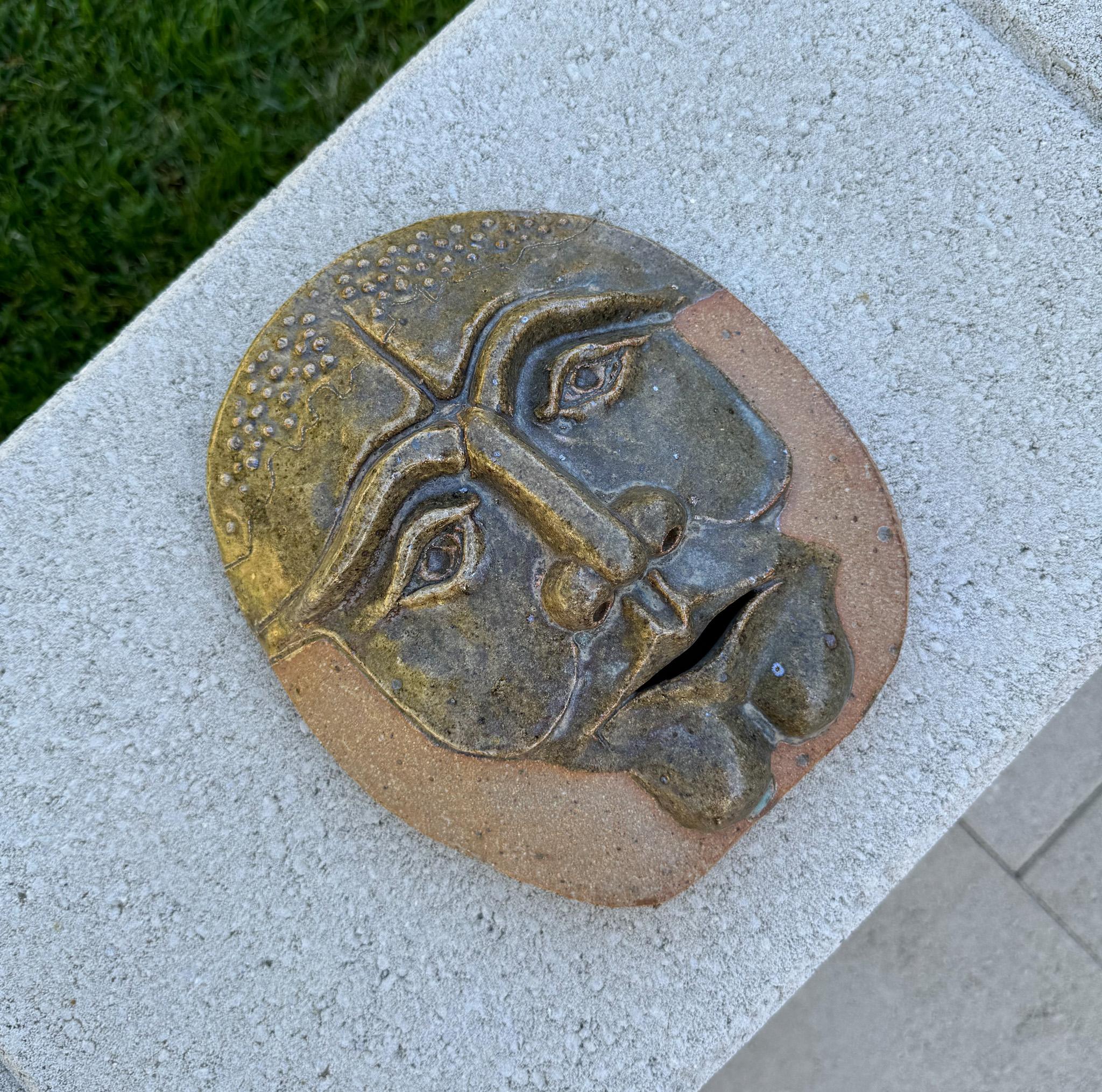 Robert M. I. Scultura di maschera in ceramica appesa al muro, California 1980 in vendita 3