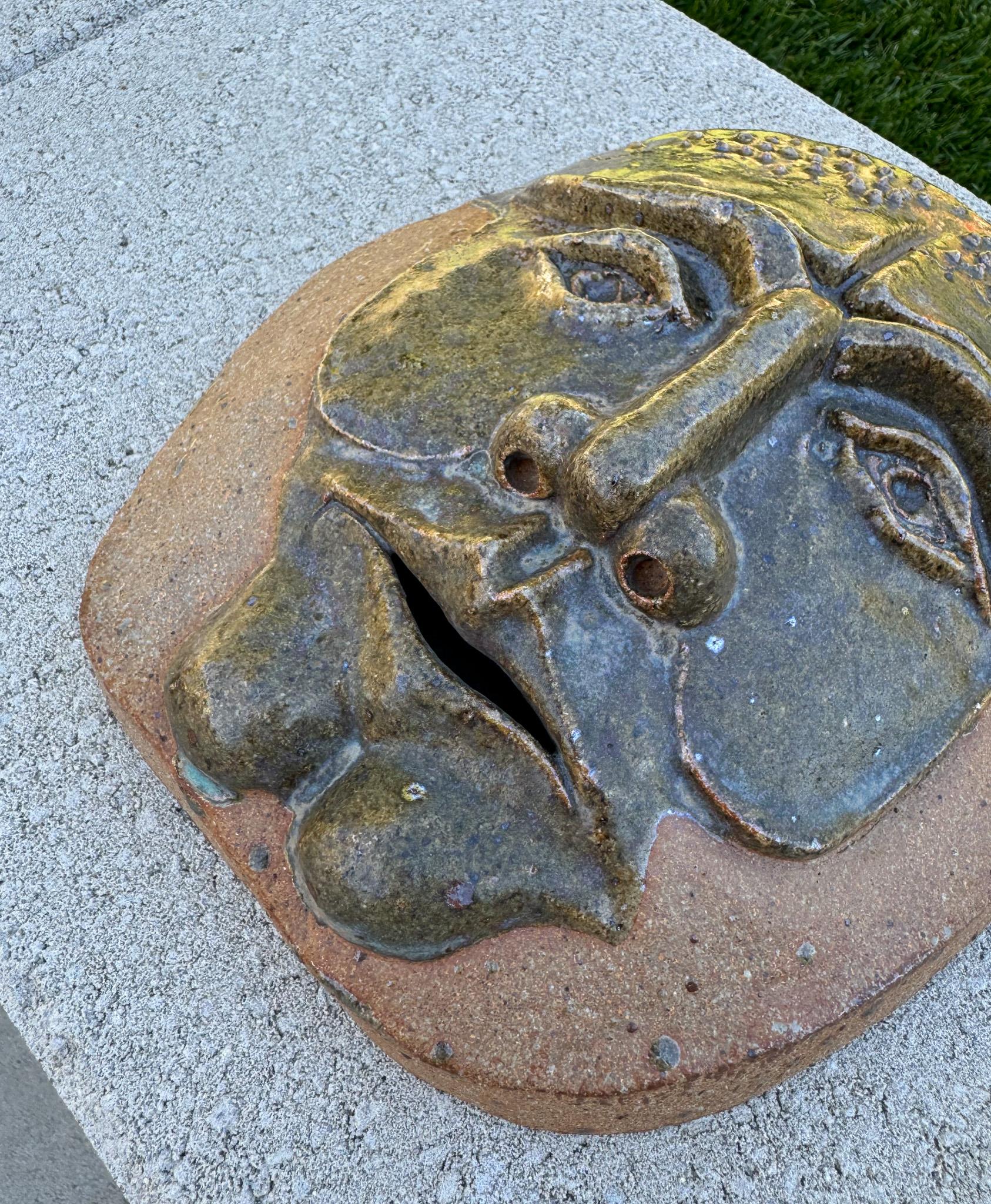 Robert M. I. Scultura di maschera in ceramica appesa al muro, California 1980 in vendita 4