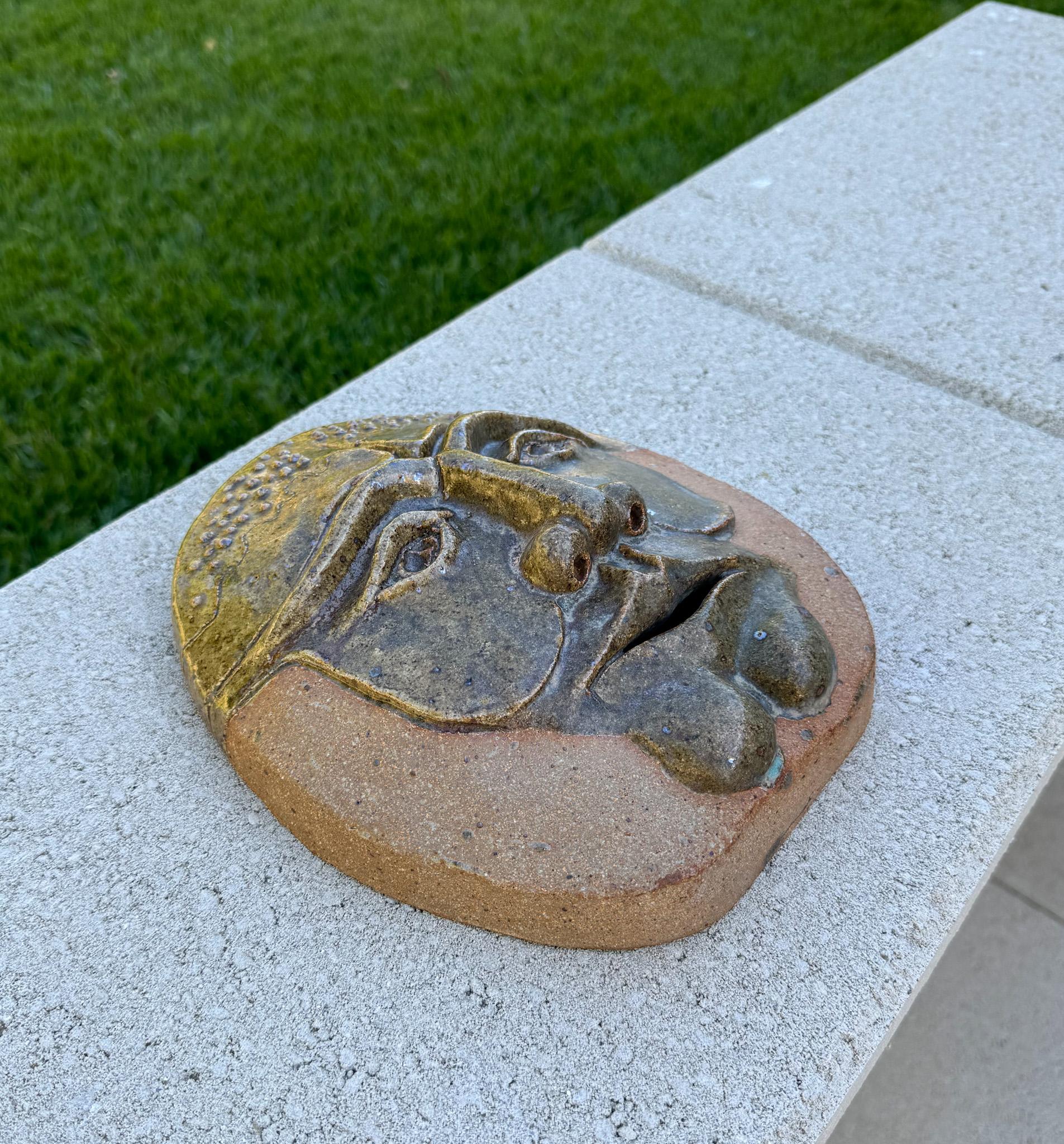Robert M. I. Scultura di maschera in ceramica appesa al muro, California 1980 in vendita 5