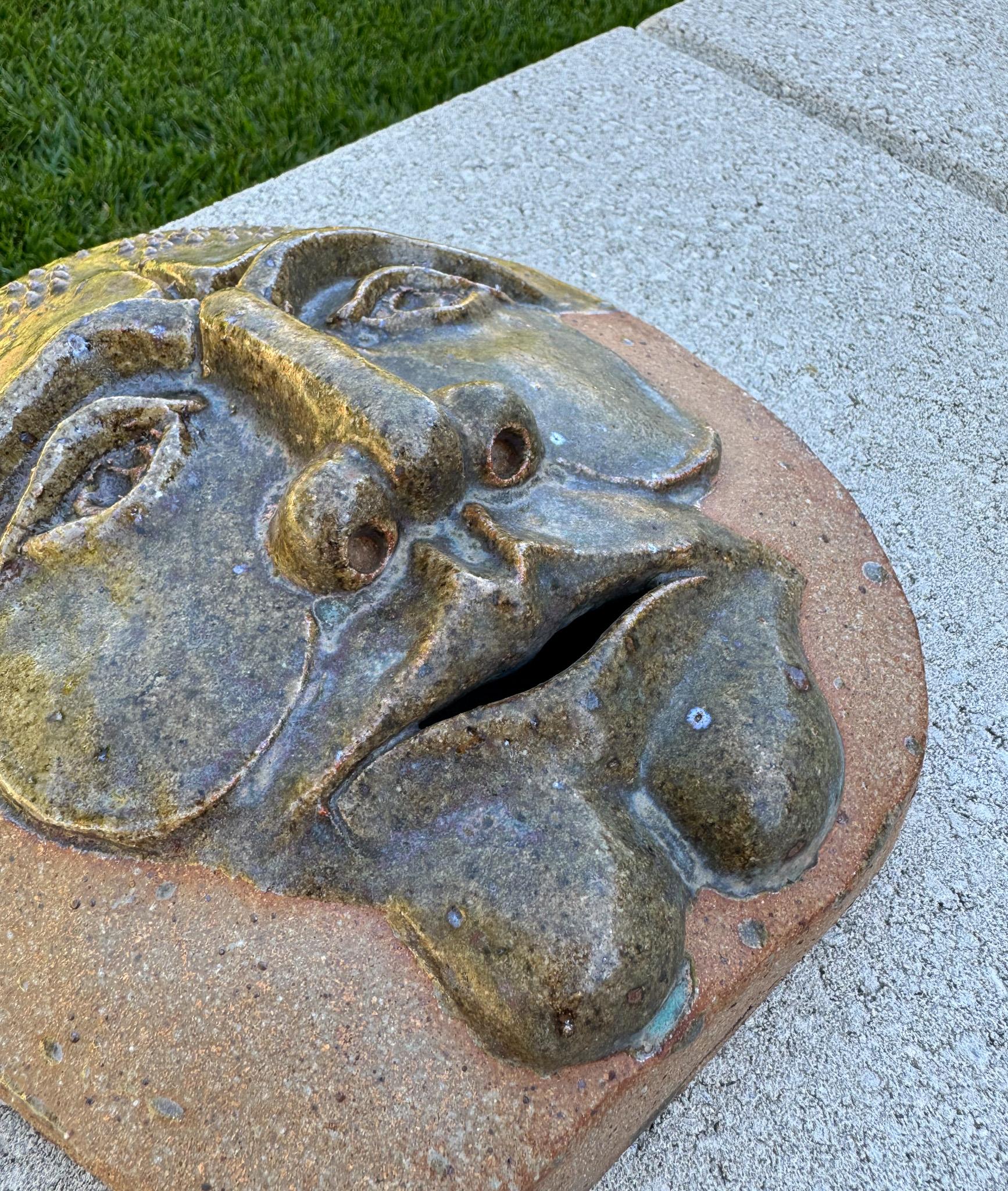 Robert M. I. Scultura di maschera in ceramica appesa al muro, California 1980 in vendita 6