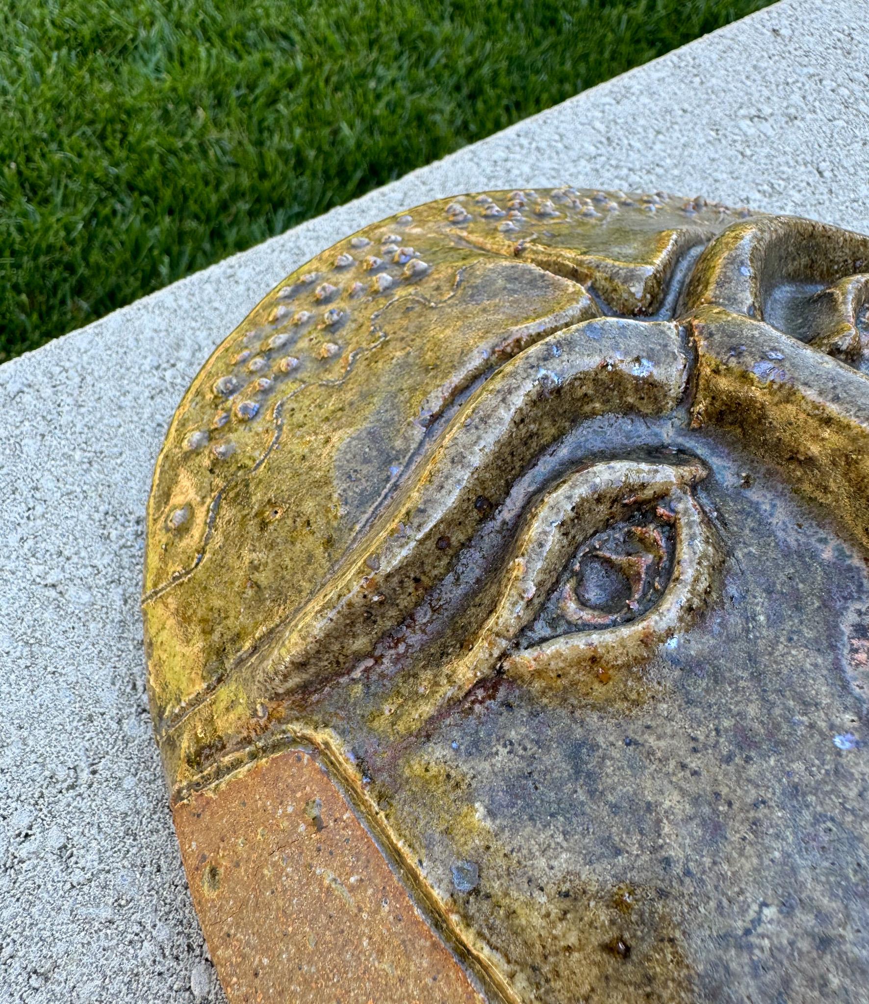 Robert M. I. Scultura di maschera in ceramica appesa al muro, California 1980 in vendita 7