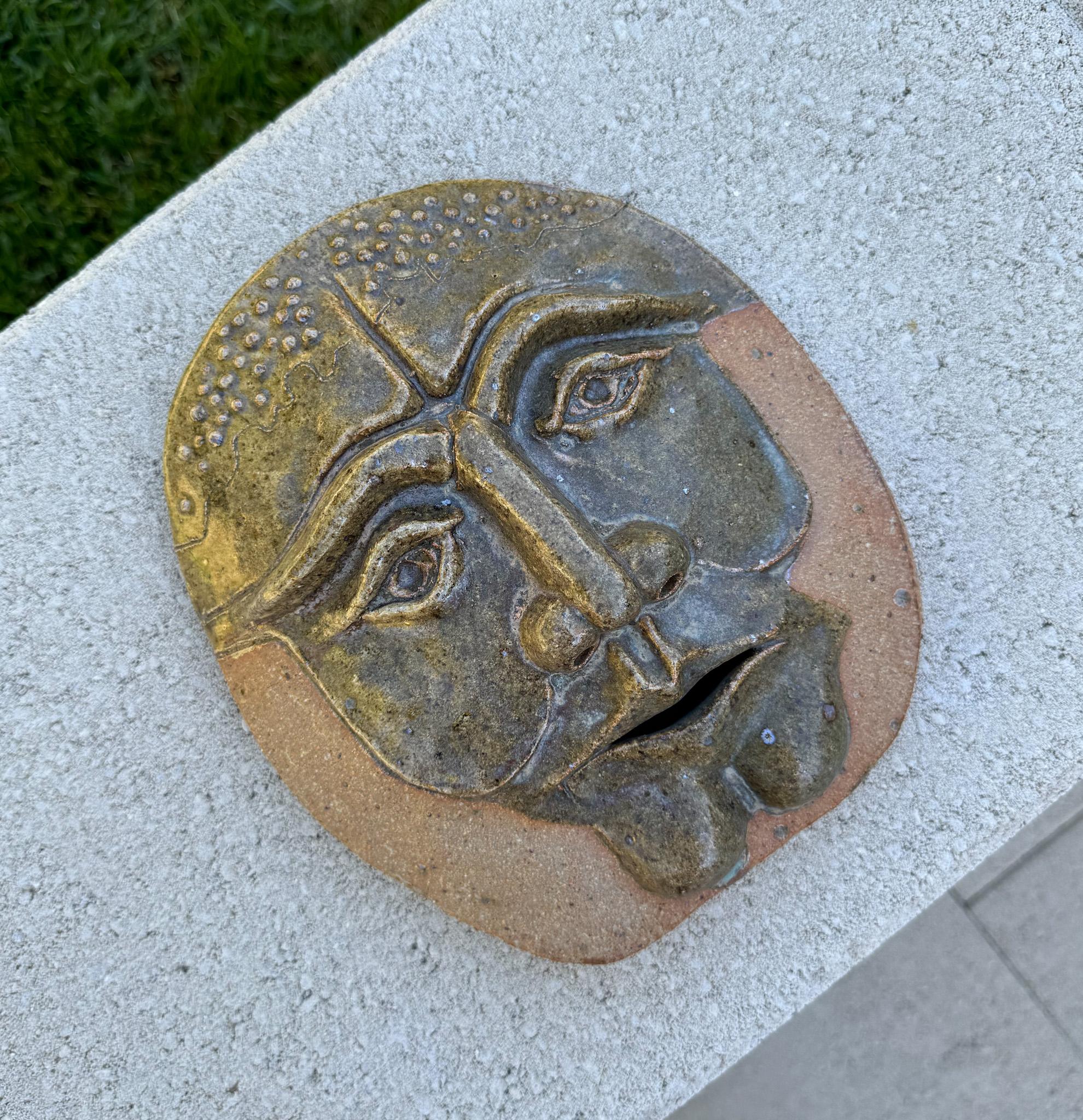 Mid-Century moderno Robert M. I. Scultura di maschera in ceramica appesa al muro, California 1980 in vendita