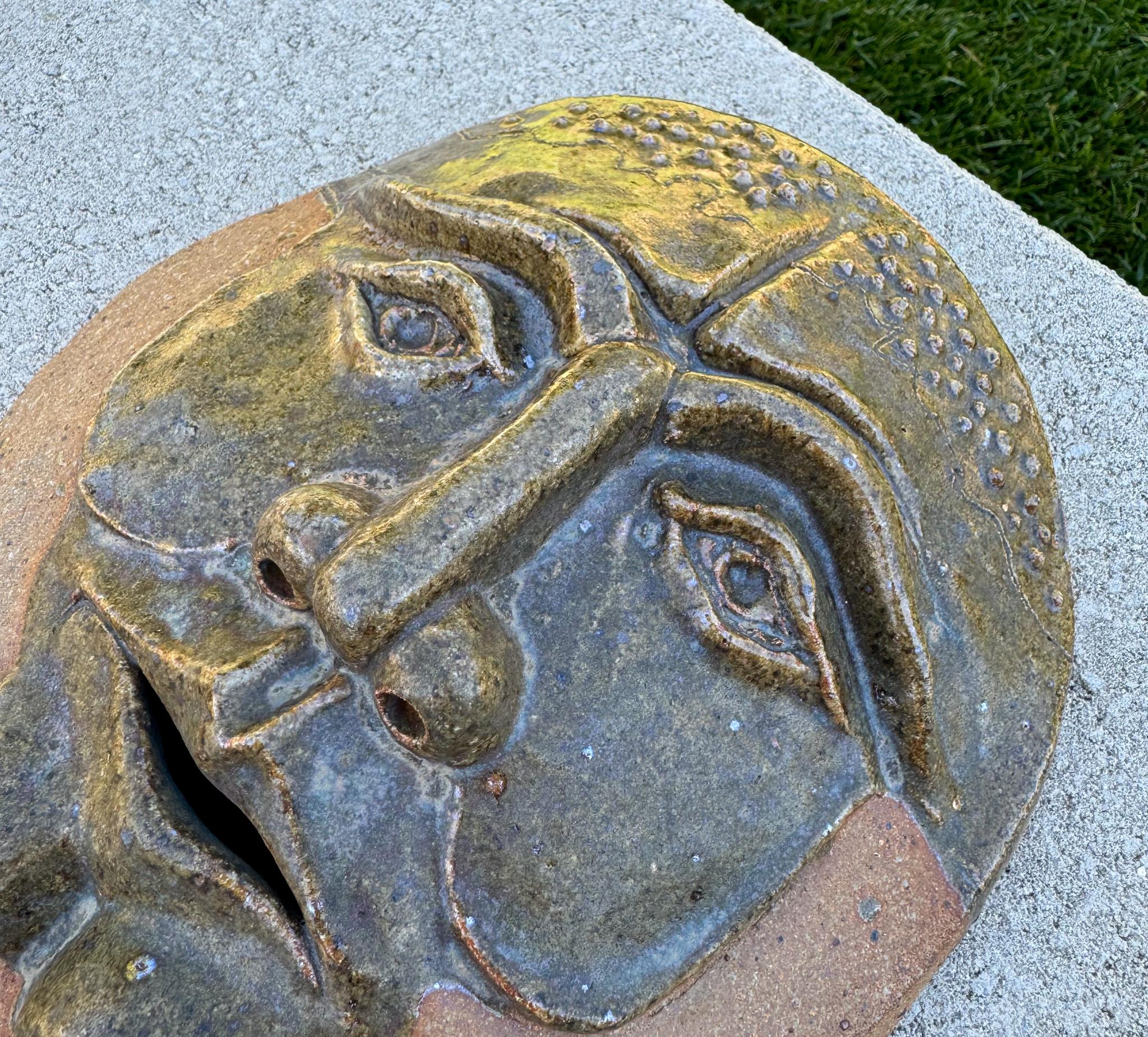 Americano Robert M. I. Scultura di maschera in ceramica appesa al muro, California 1980 in vendita