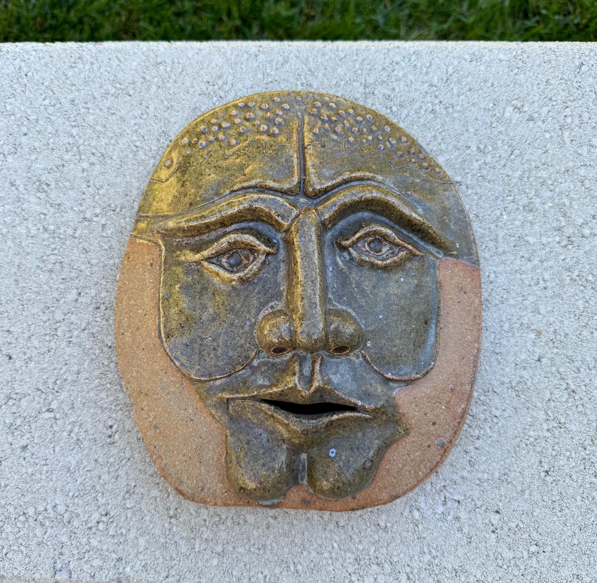 XX secolo Robert M. I. Scultura di maschera in ceramica appesa al muro, California 1980 in vendita