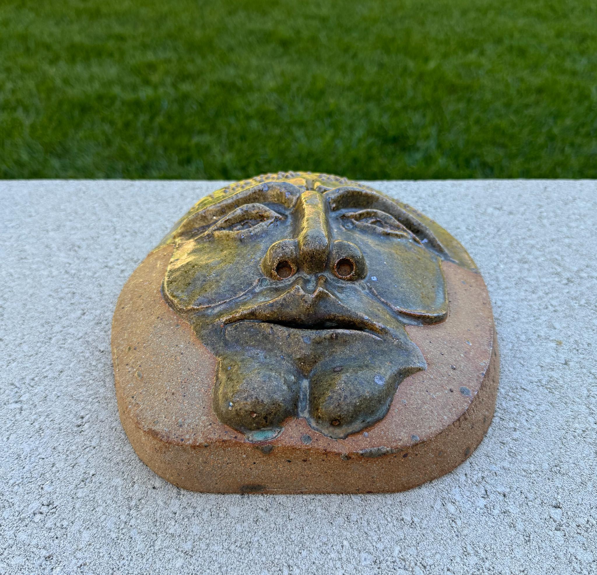 Robert M. I. Scultura di maschera in ceramica appesa al muro, California 1980 in vendita 2