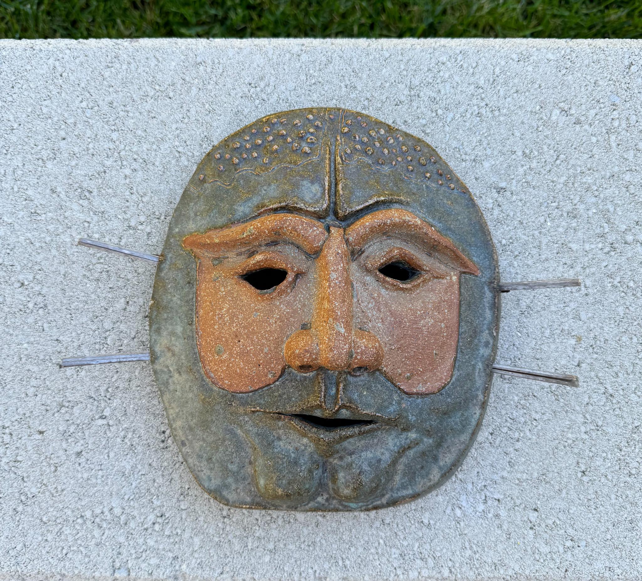 Robert M. Hardy Wall Hanging Ceramic Mask Sculpture, California circa 1980 In Good Condition For Sale In San Juan Capistrano, CA