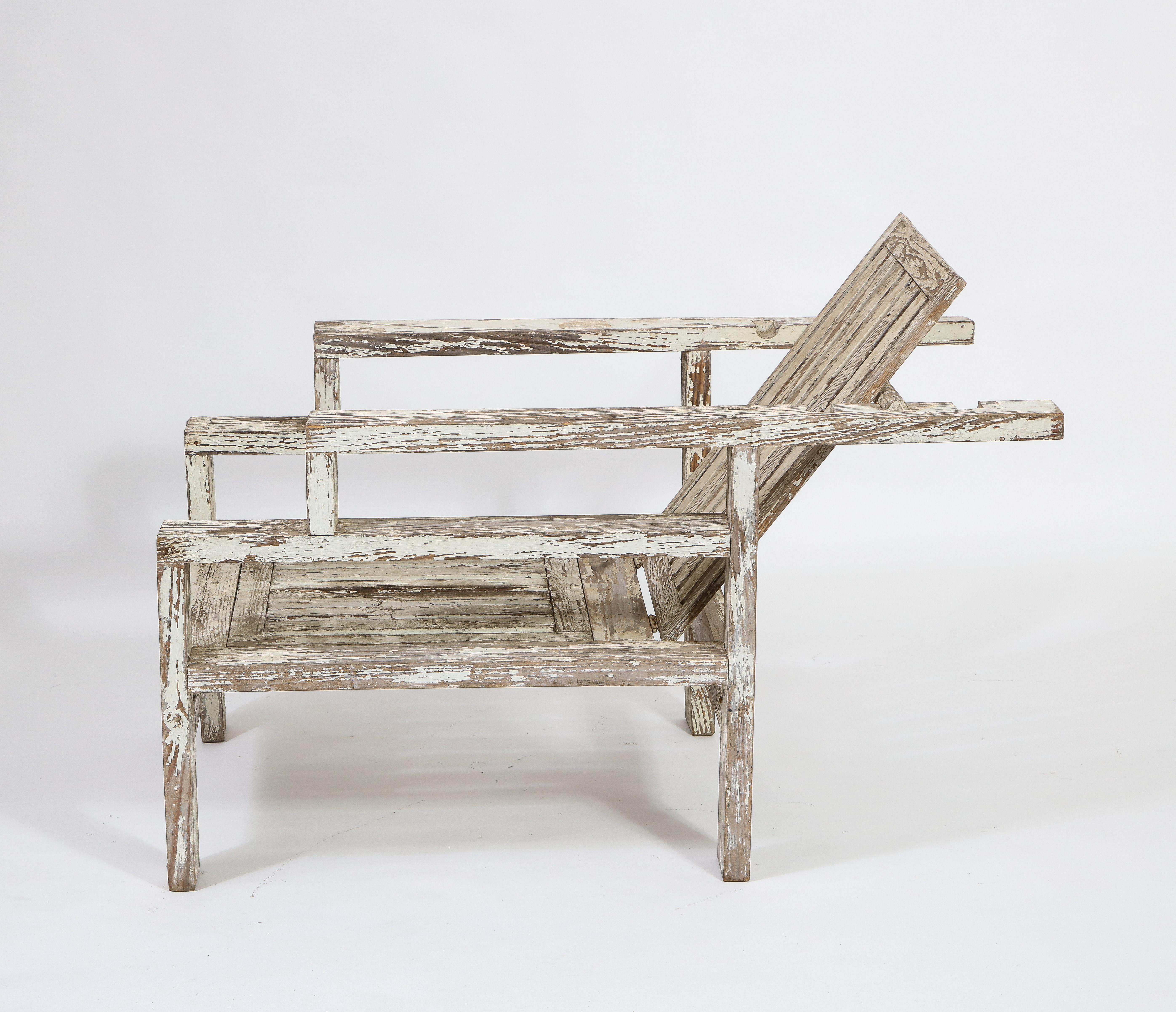 Robert Mallet-Stevens ist bekannt für seine strengen, klaren Art-Déco-Linien. Der hier vorgestellte Stuhl trägt viel von seiner Formensprache. Die aus dicker Eiche gefertigten und mit Zapfenlöchern versehenen Rückenlehnen sind über eine bewegliche