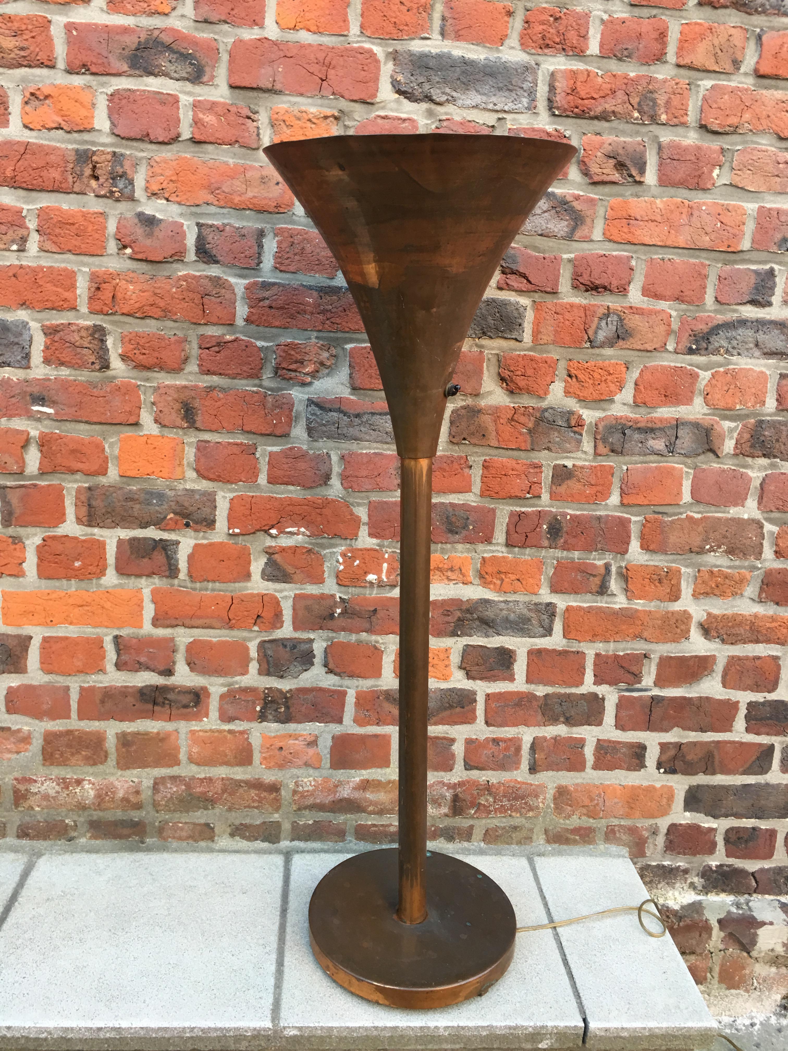 Robert Mallet Stevens, modernist lamp, Art Deco period, circa 1925-1930
metal in good condition, but patina and electricity to be reviewed.
 