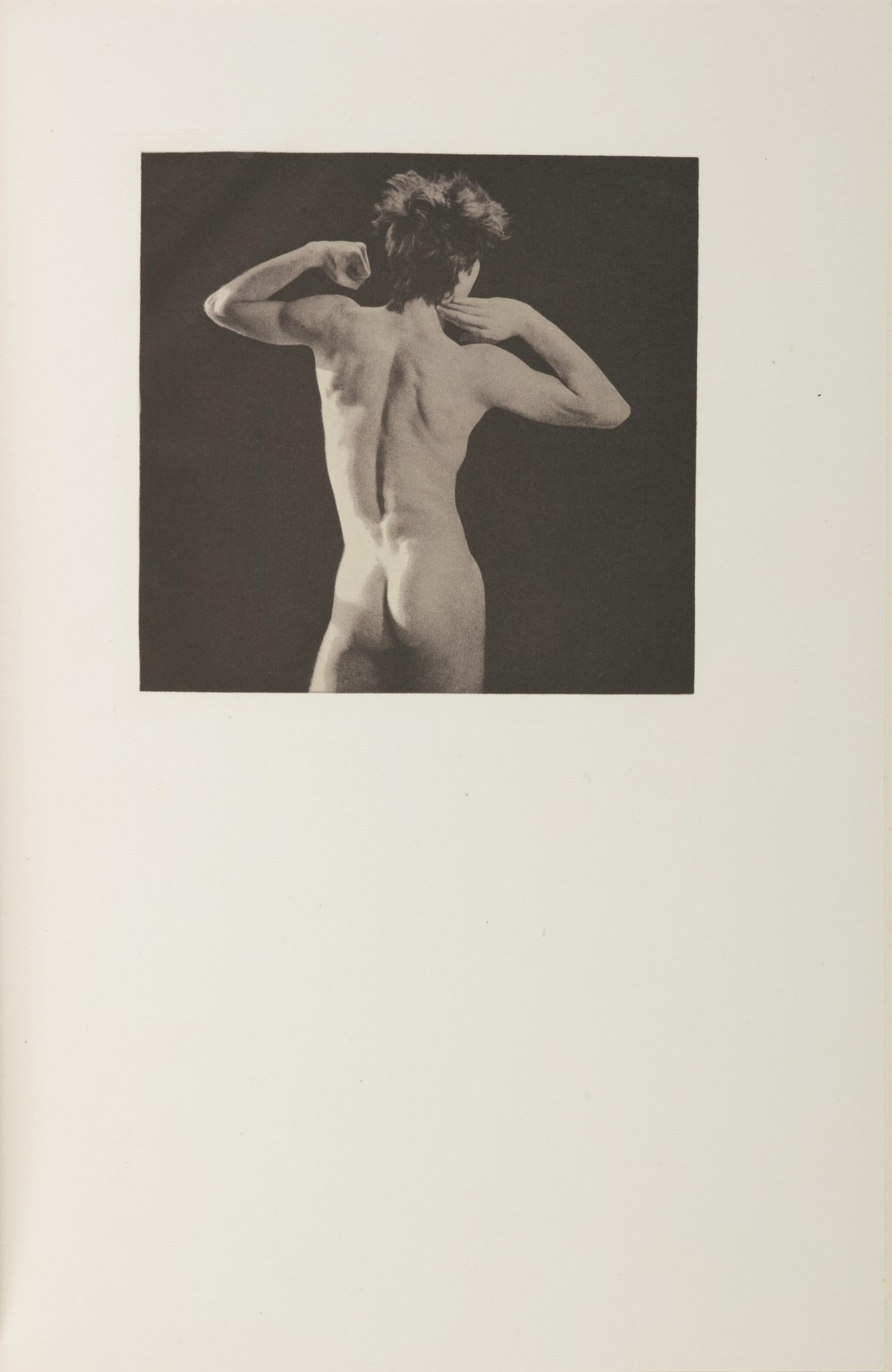 Fotogravüre auf Tiefdruckpapier Cartiere Enrico Magnani à la main, montiert auf Papier Cartiere Enrico Magnani à la main moulé-pressé, wie ausgegeben. Aufschrift: unsigniert und nicht nummeriert, wie ausgegeben. Papierformat: 11,5 x 7,75 Zoll;