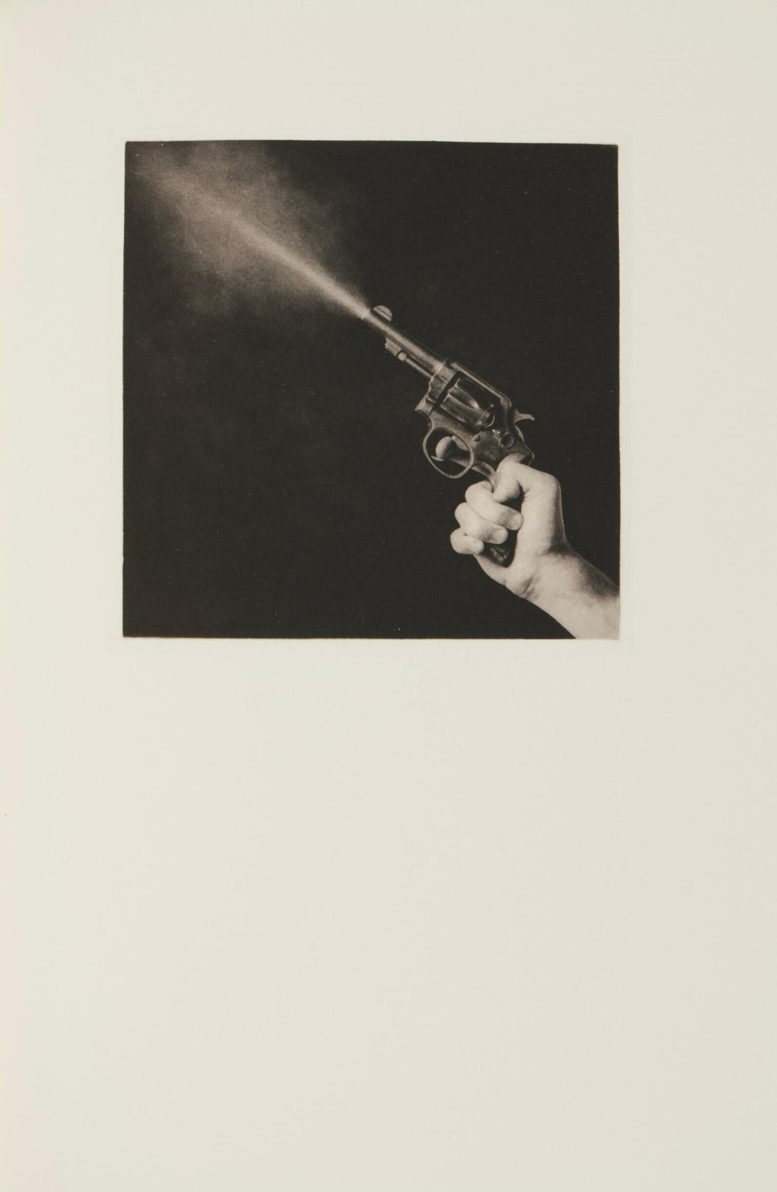 Photogravure sur papier gravure Cartier Enrico Magnani à la main, montée sur papier Cartier Enrico Magnani à la main moulé-pressé, telle que publiée. Inscription : non signé et non numéroté, tel que publié. Format du papier : 11,5 x 7,75 pouces ;