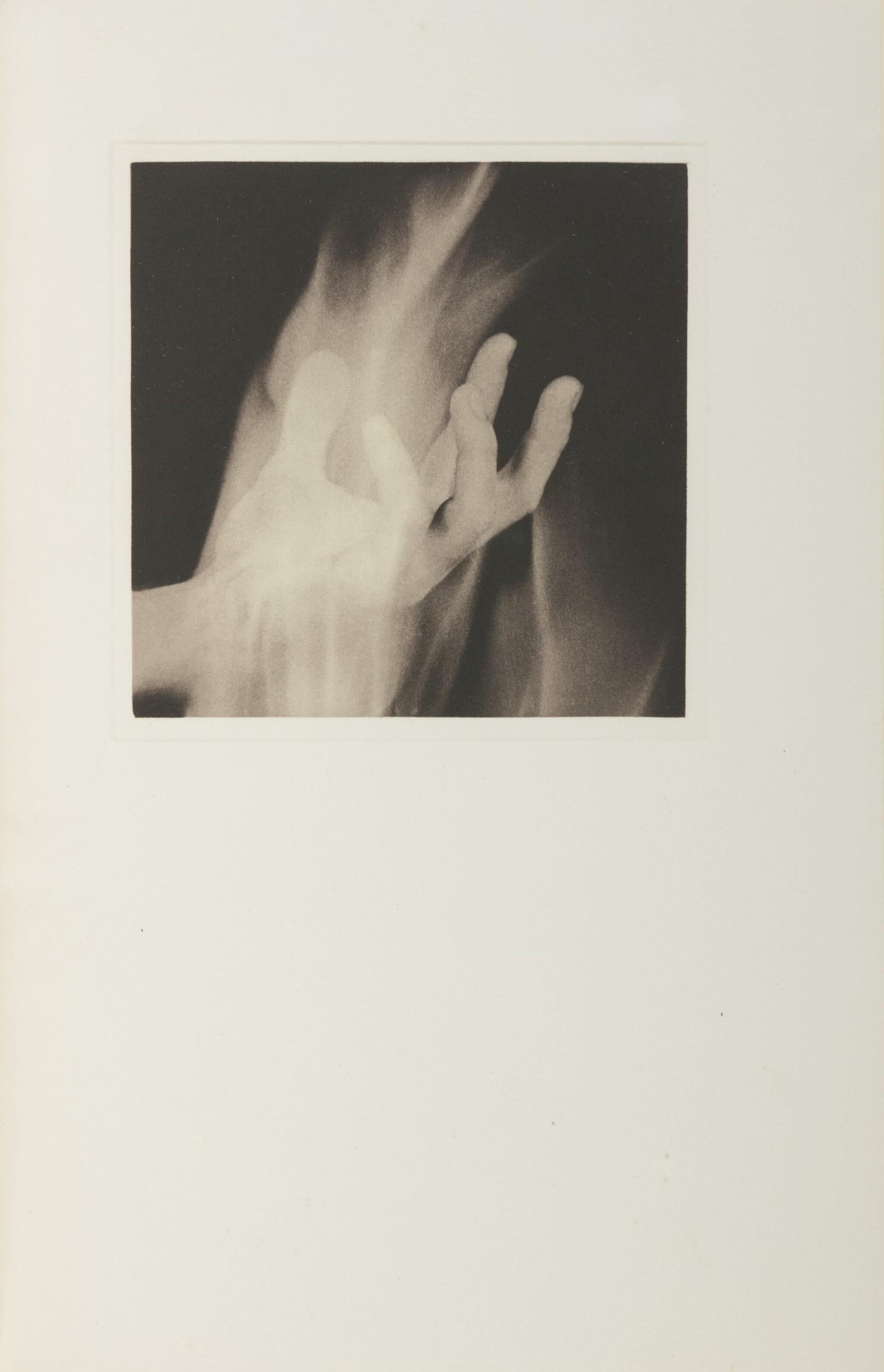 Fotoincisione su carta calcografica Cartier Enrico Magnani à la main, montata su carta Cartier Enrico Magnani à la main moulé-pressé, come da edizione. Iscrizione: non firmata e non numerata, come emessa. Formato carta: 11,5 x 7,75 pollici; formato