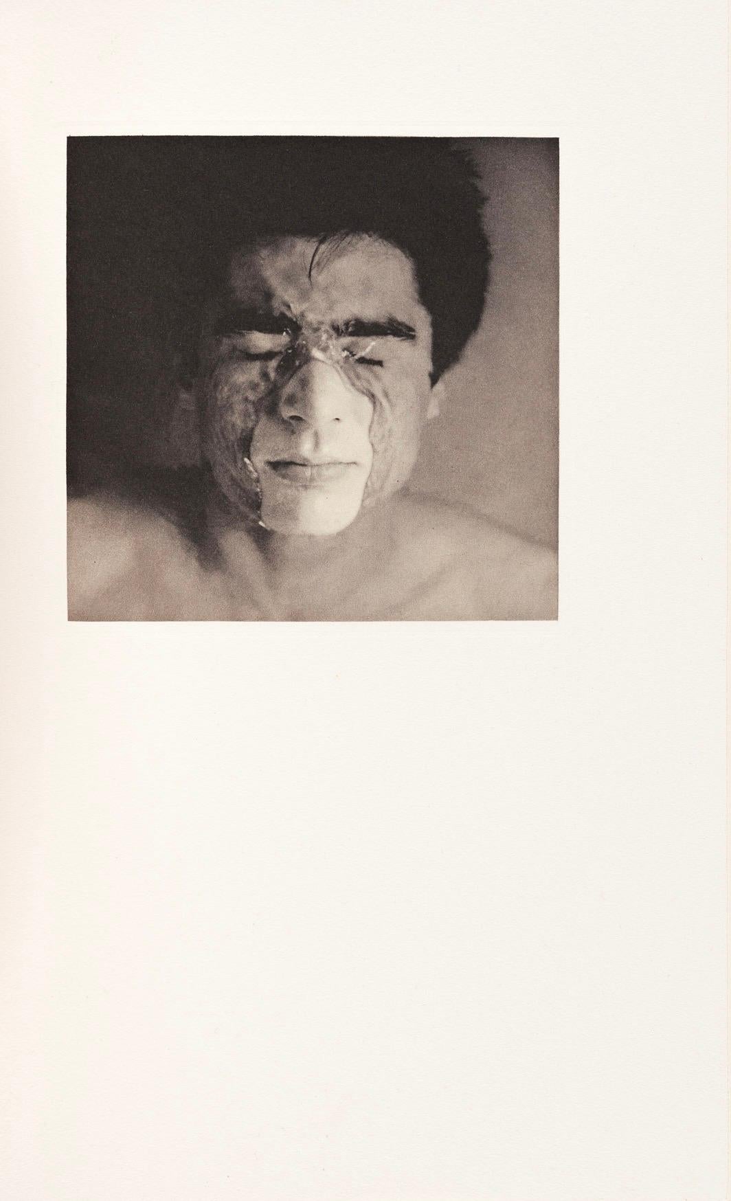Photogravure sur papier gravure Cartier Enrico Magnani à la main, montée sur  papier Cartier Enrico Magnani à la main moulé-pressé, tel que publié. Inscription : non signé et non numéroté, tel que publié. Format du papier : 11,5 x 7,75 pouces ;