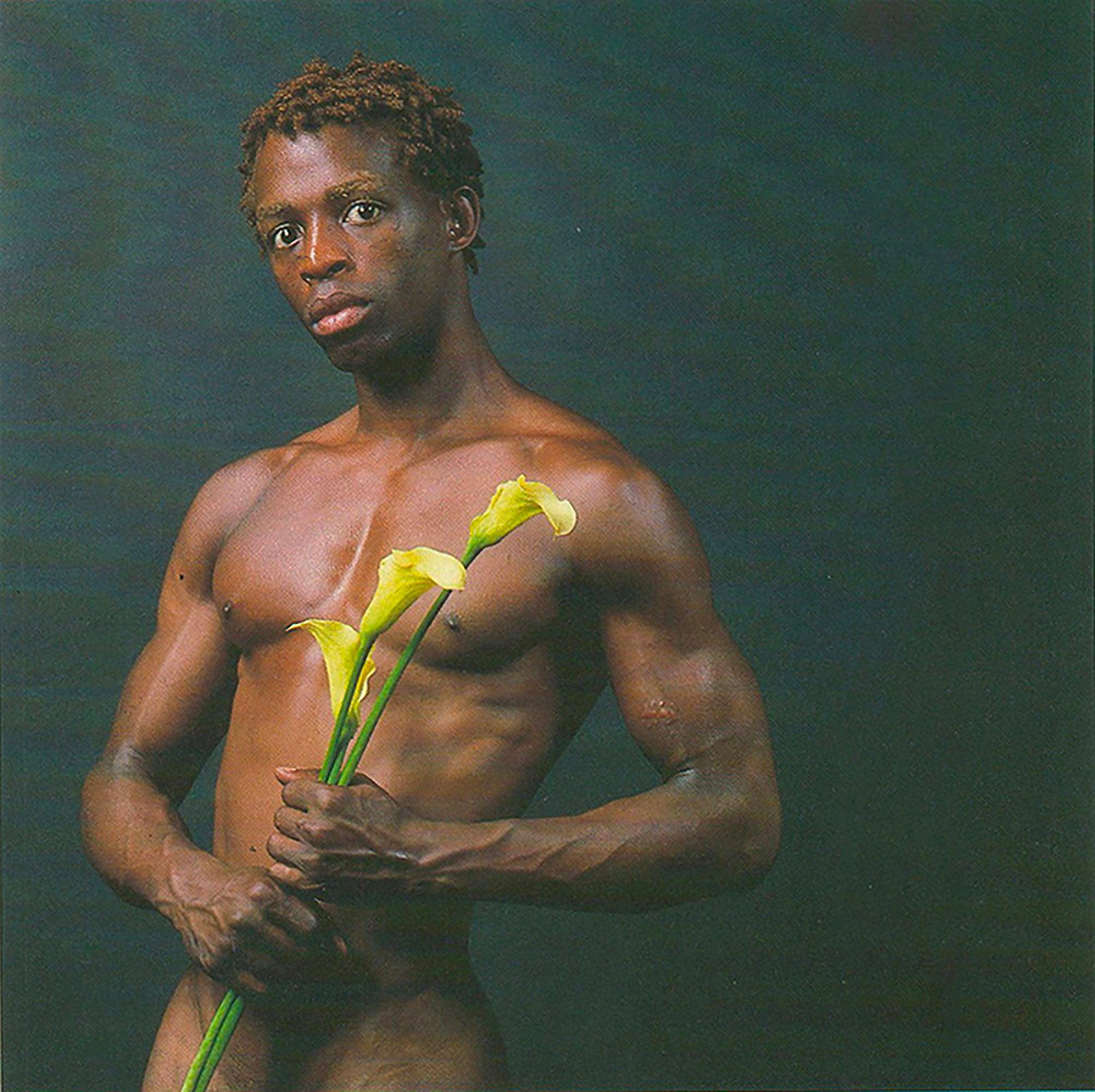 Robert Mapplethorpe 'Dennis Speight avec des lys' 1993 en vente 1