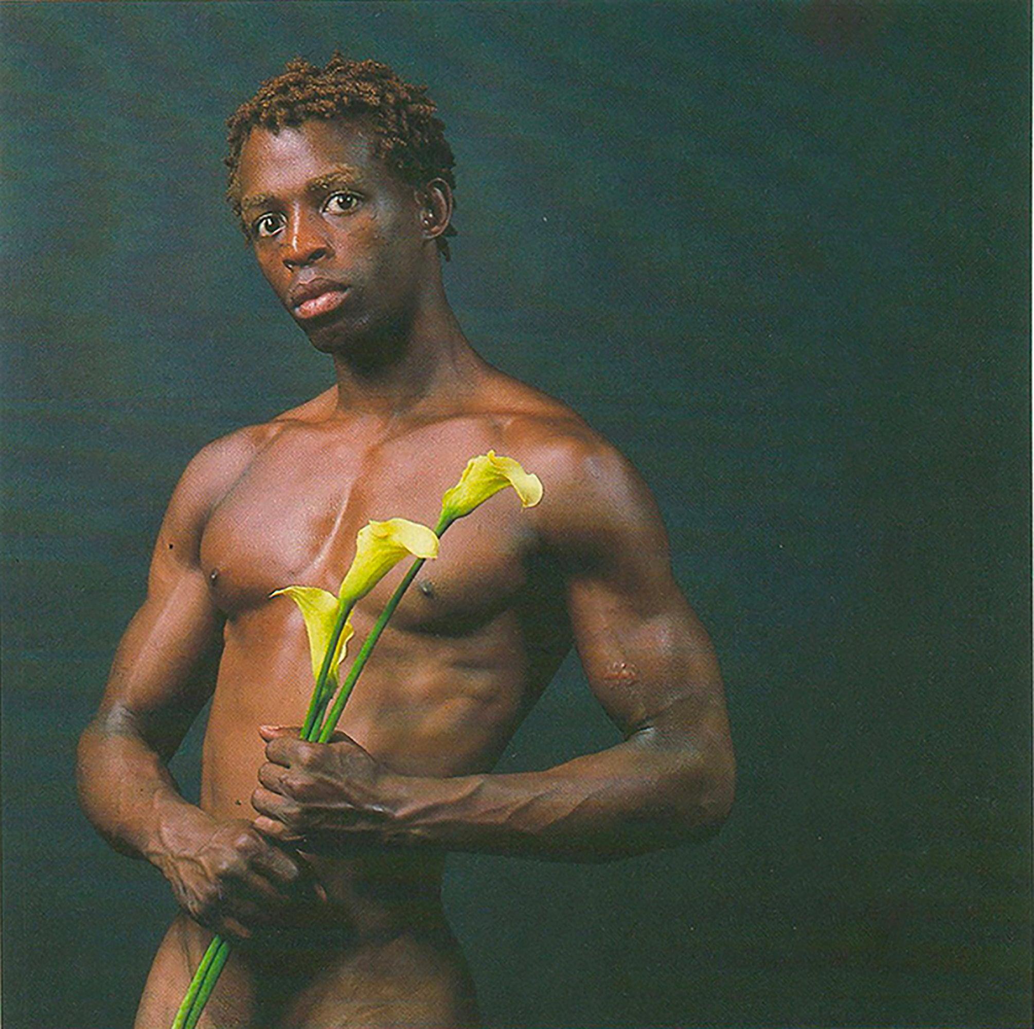 Robert Mapplethorpe 'Dennis Speight avec des lys' 1993 en vente 1