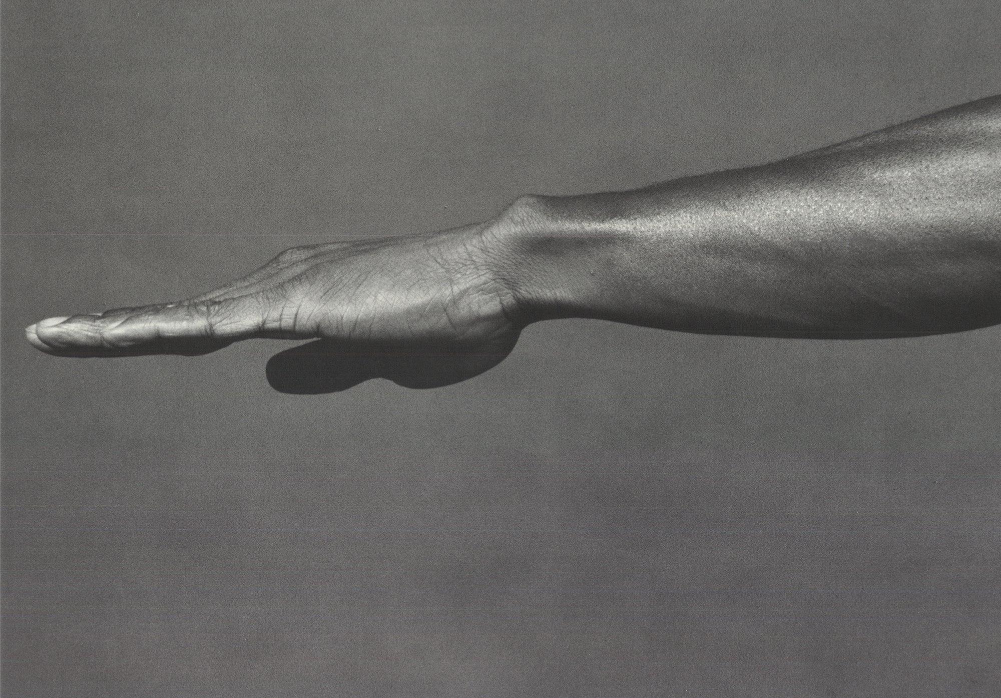 Dieses Originalplakat des berühmten Fotografen Robert Mapplethorpe in Erstauflage fängt die Essenz seiner Erforschung von Form, Schönheit und dem männlichen Körper ein. Die Komposition hebt den durchtrainierten Körper von Derrick Cross in einer