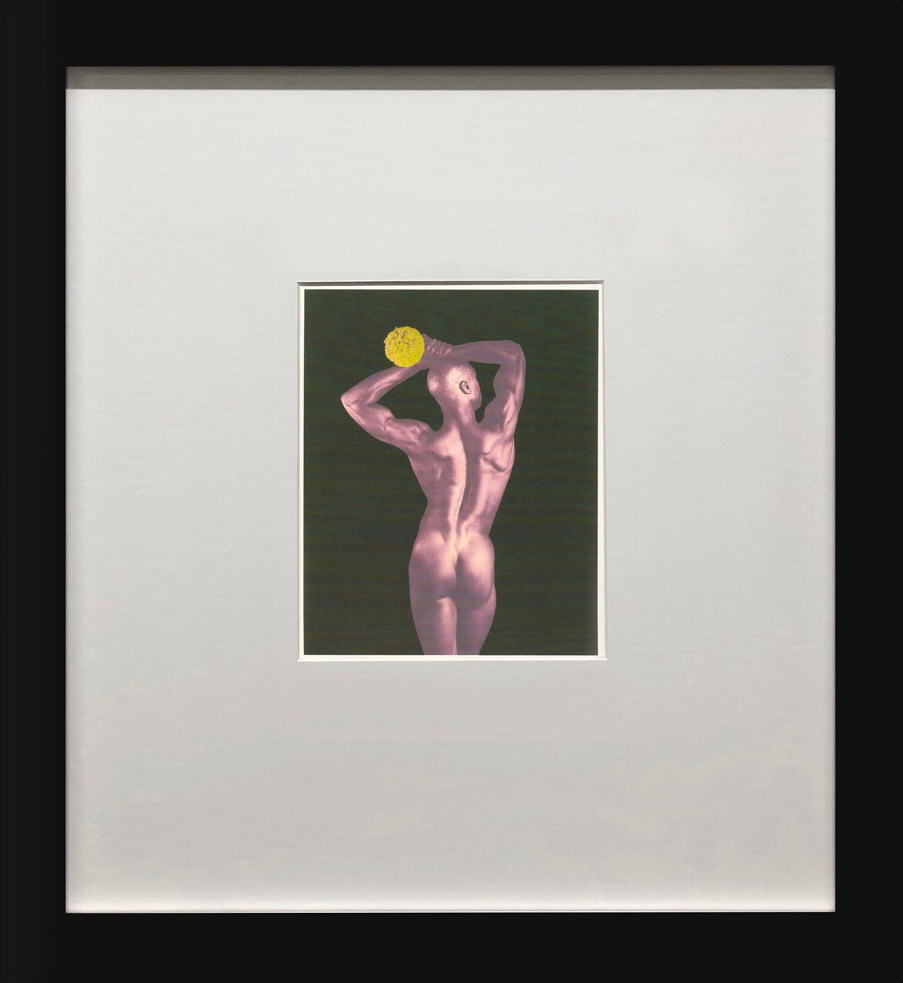 Cette image saisissante du mannequin Ken Moody a été prise par le célèbre photographe Robert Mapplethorpe et est tirée d'un coffret de 1994 publié par TeNeues Publishing Company et imprimé en Allemagne. Connu pour ses compositions audacieuses et