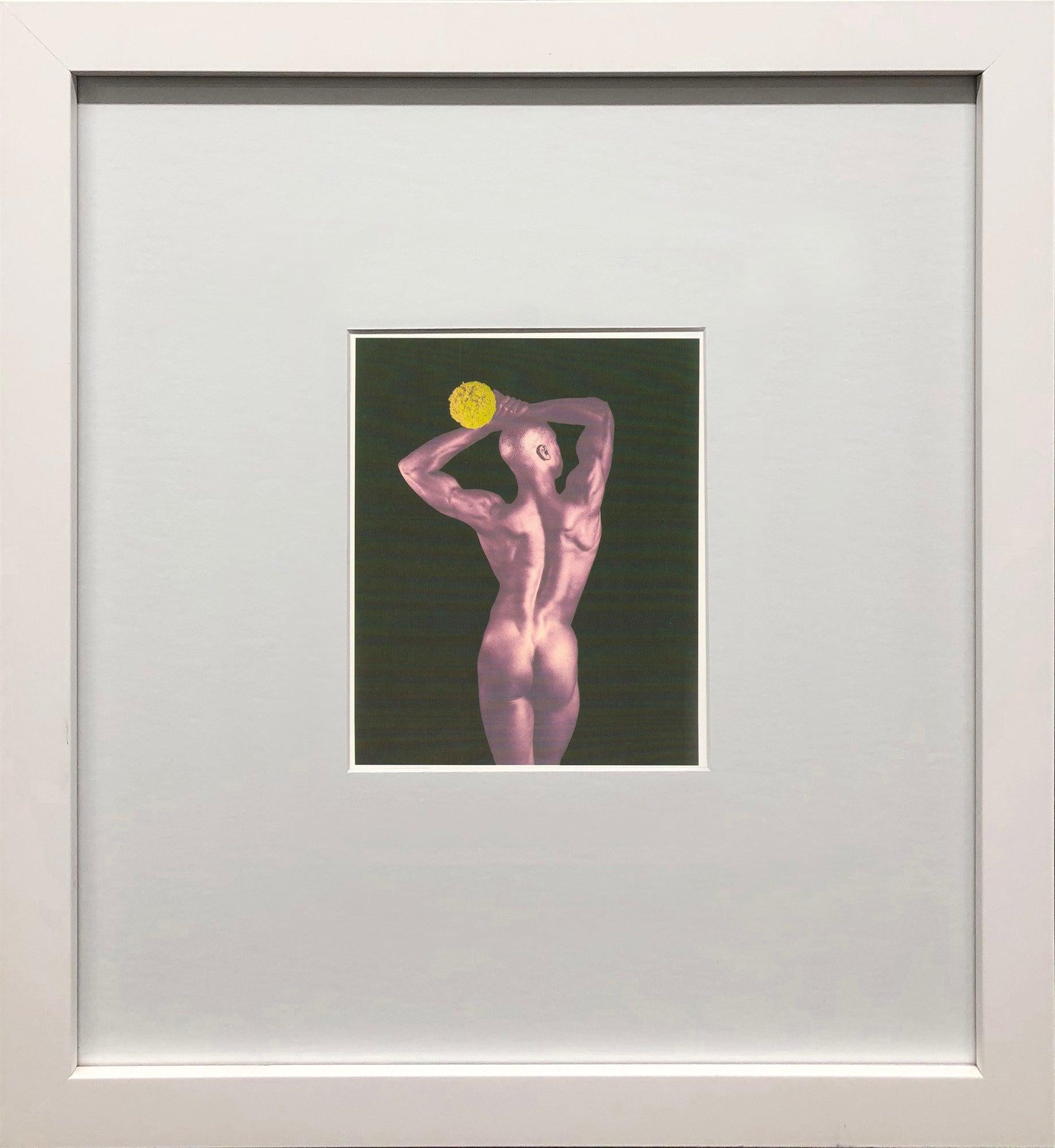 Cette image saisissante du mannequin Ken Moody a été prise par le célèbre photographe Robert Mapplethorpe et est tirée d'un coffret de 1994 publié par TeNeues Publishing Company et imprimé en Allemagne. Connu pour ses compositions audacieuses et