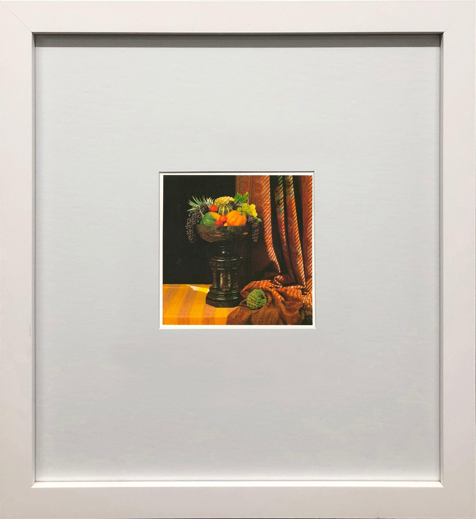 Cette image, Urne avec fruits, est tirée d'un coffret de 1994 de photographies de Robert Mapplethorpe, publié par teNeues Publishing Company et imprimé en Allemagne. Classique dans son style et sa composition, la nature morte évoque une élégance