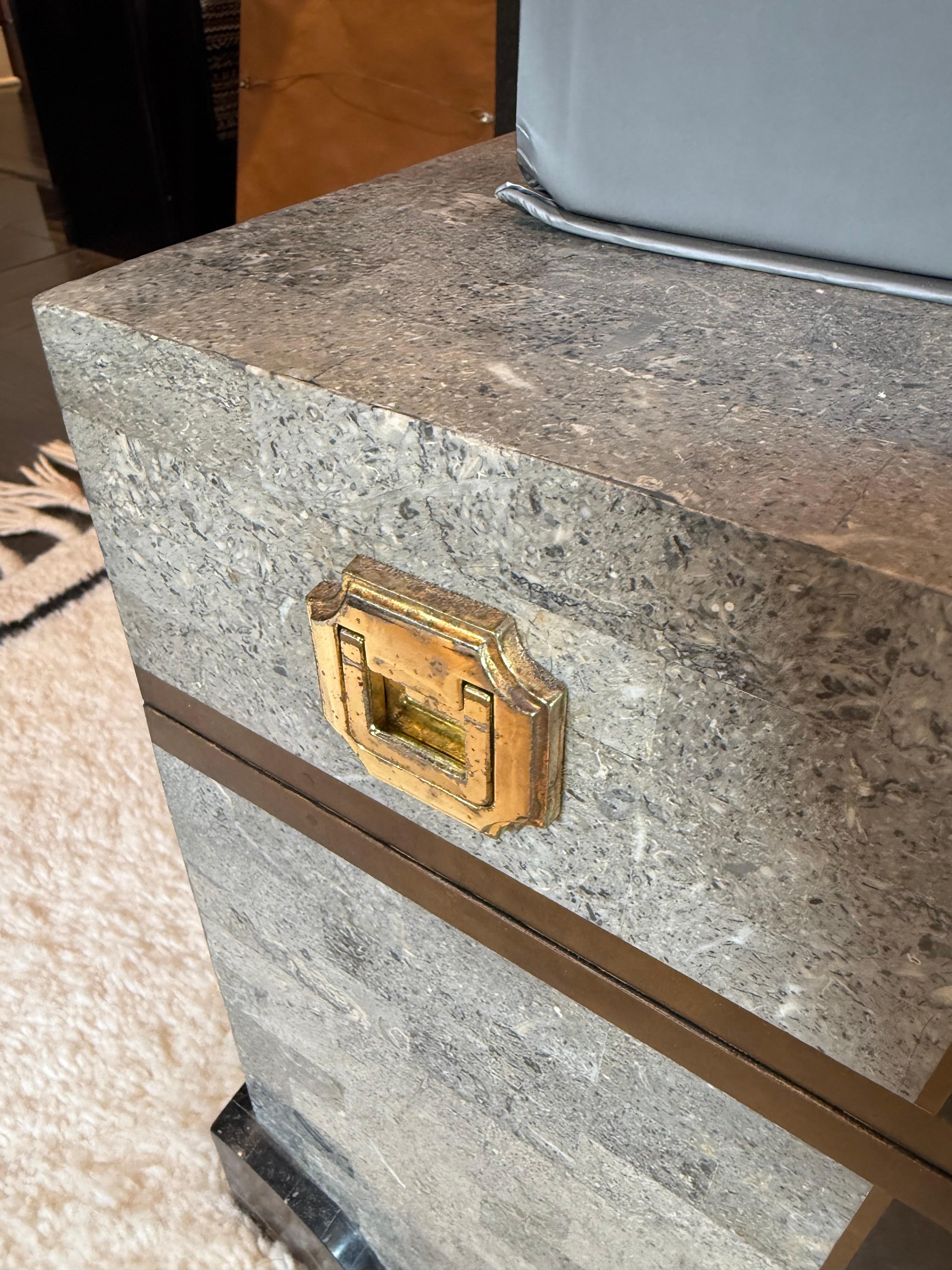 Robert Marcius Casa Bique Coffre en pierre taupe gris tessellé en vente 7