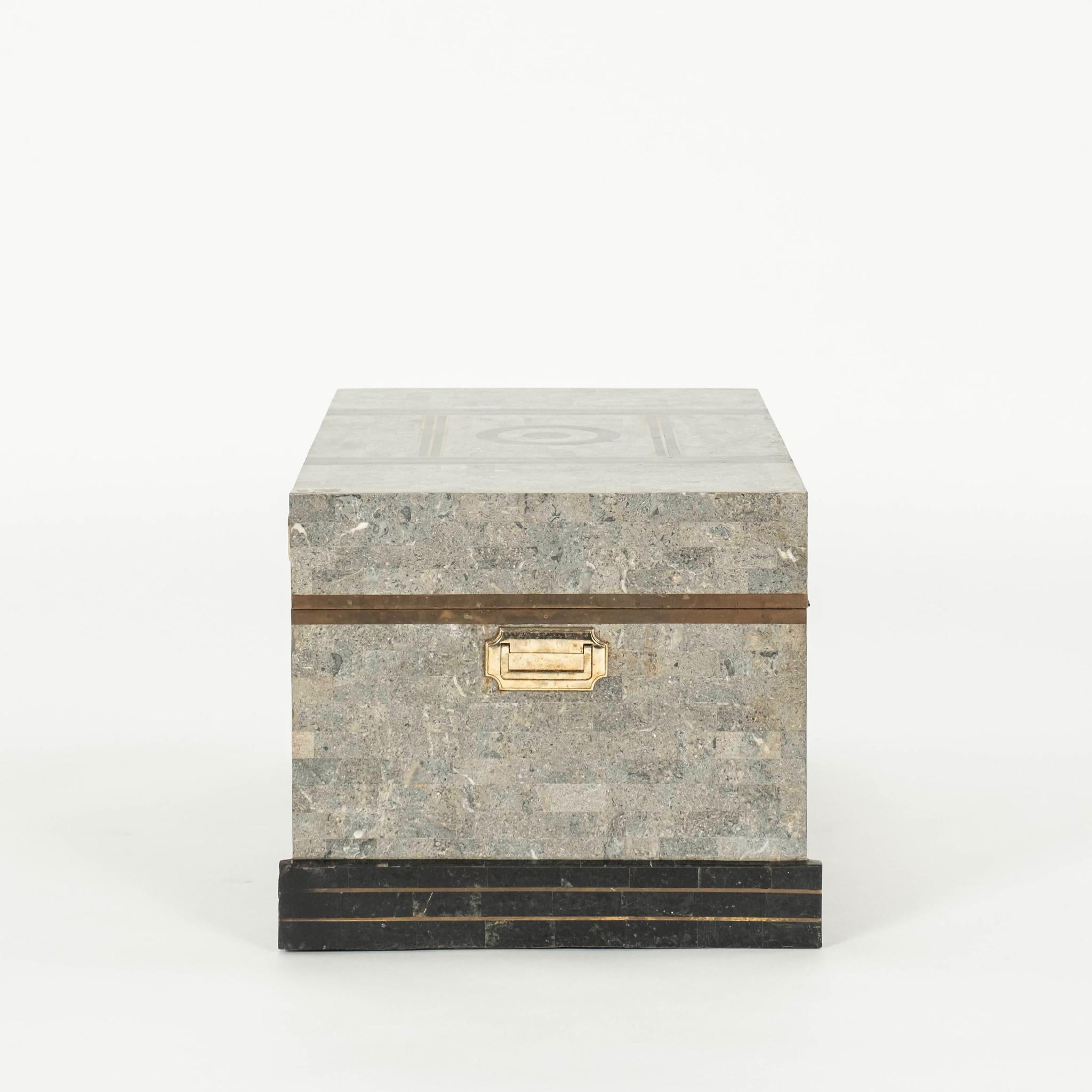 Robert Marcius Casa Bique Coffre en pierre taupe gris tessellé Bon état - En vente à Houston, TX