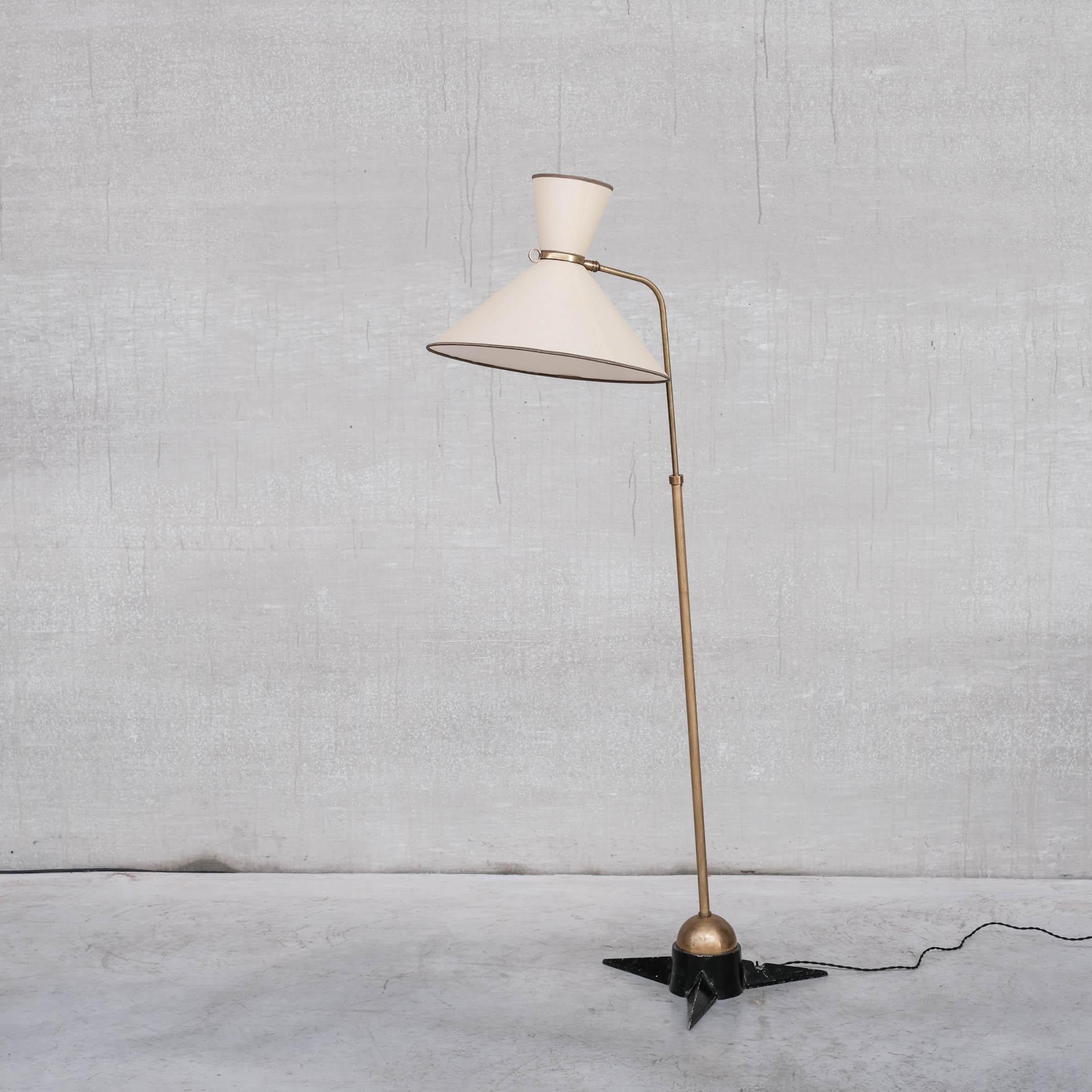 Scarsa lampada da terra di Robert Mathieu.

Francia, anni '50 circa. 

Stelo regolabile in ottone che poggia su una pesante sfera in ottone incastonata nella fantastica base a stella. 

La base a stella è in finitura nera originale. 

È
