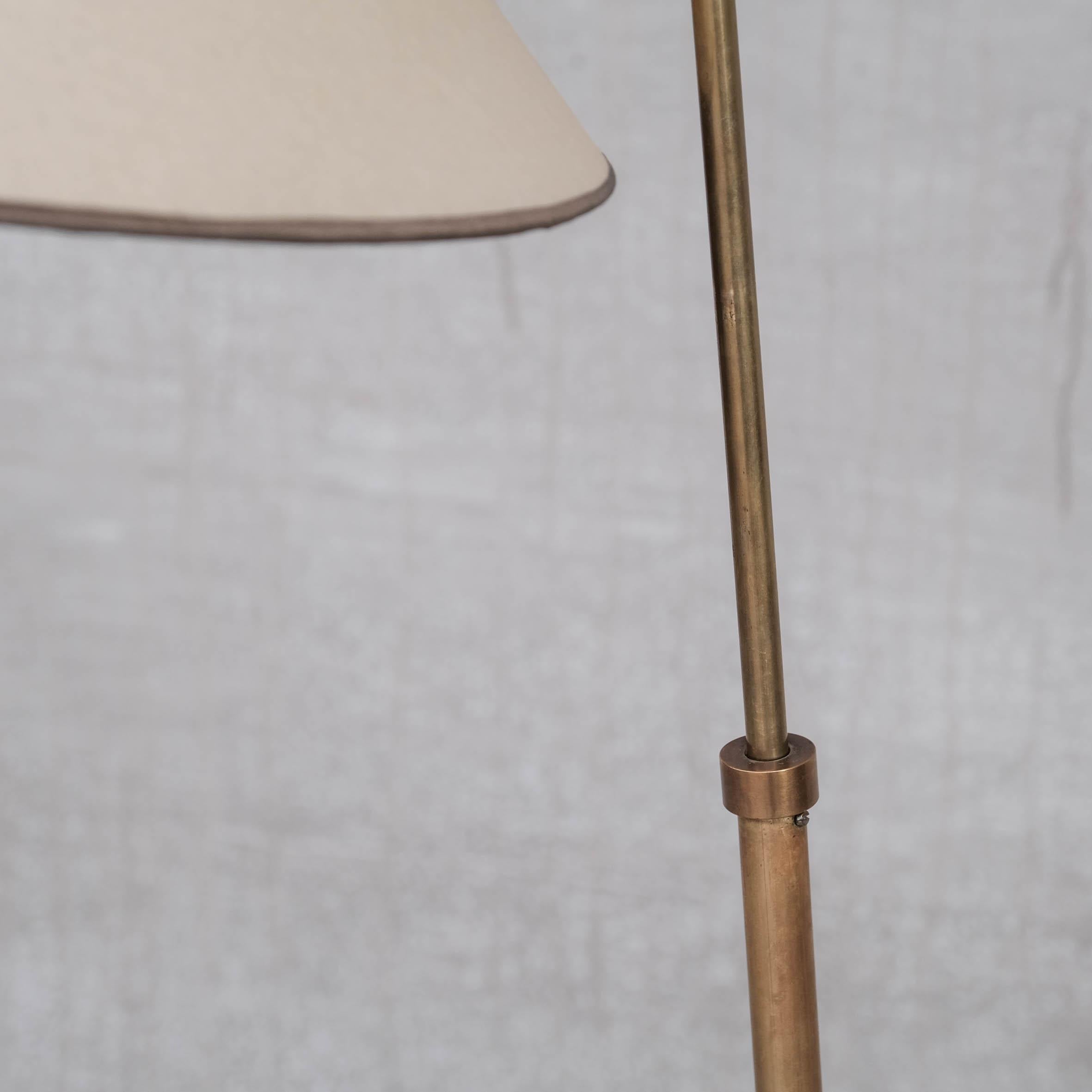 Ottone A. Mathieu, lampada da terra regolabile in ottone di metà secolo. in vendita