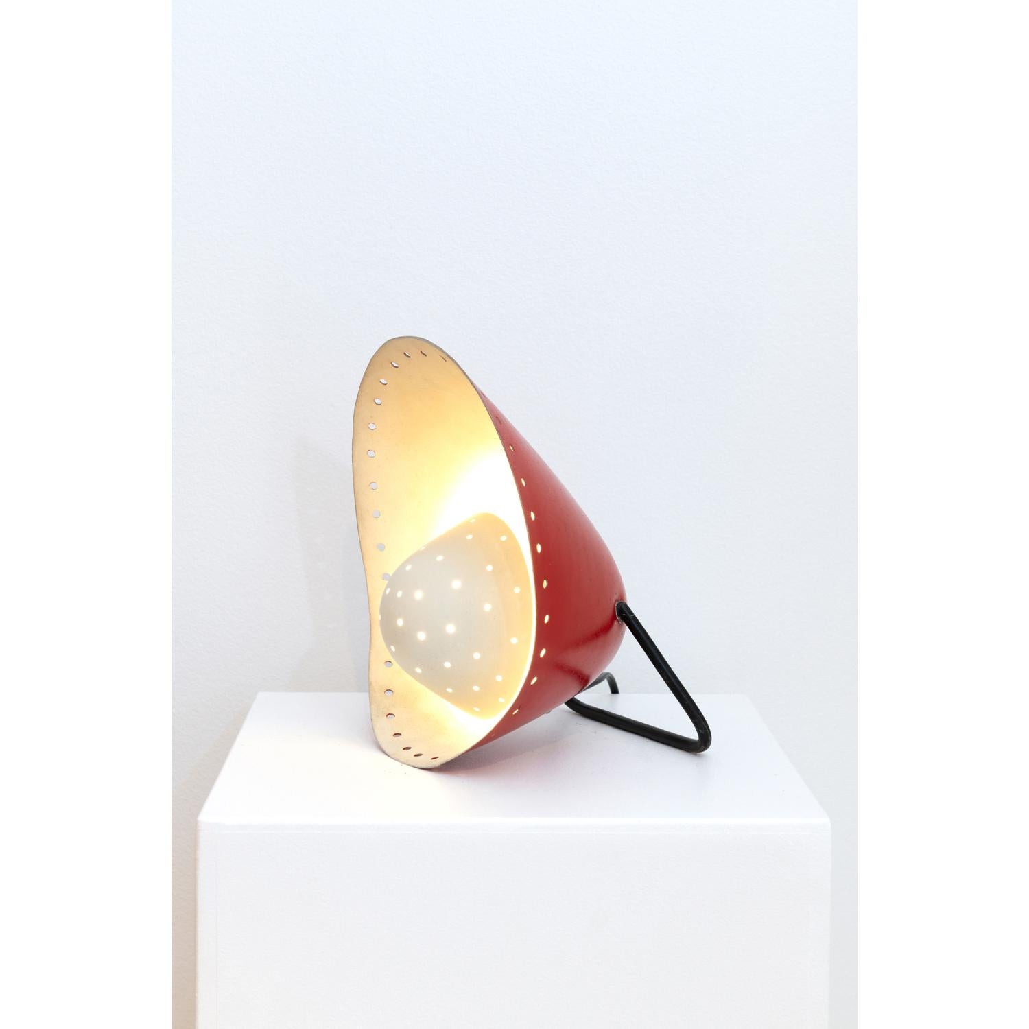 Robert Mathieu (1921-2002)
Lampe d'applique
Métal laqué
Édité par R. Mathieu
Modèle créé en 1954
H 23×L17 ×L 19,5cm
Bibliographie : Robert Mathieu, Luminaire rationnel, P. Cuisinier, Ed. Pascal Cuisinier/Silvana Editoriale, 2022, ce modèle est