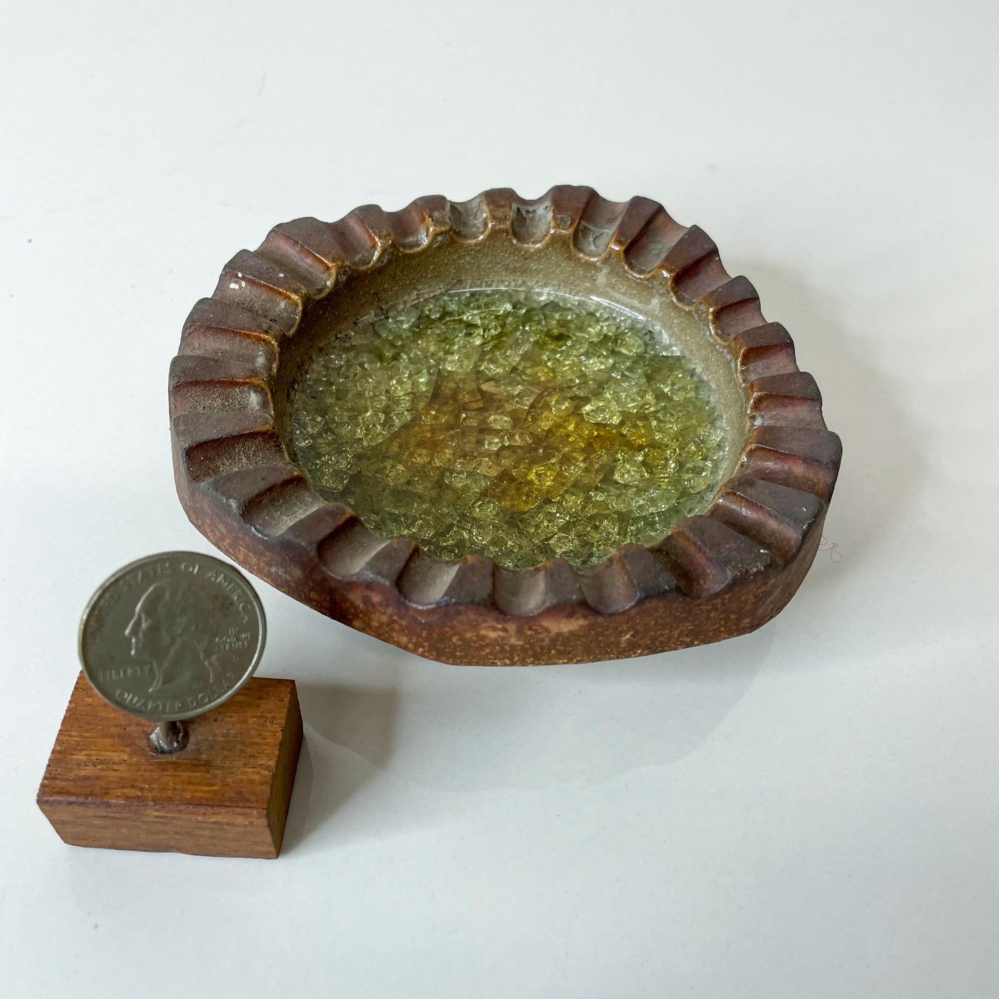 Robert Maxwell decorative ashtray catch it all dish in stoneware pottery glaze and glass
Studio Pottery Art from Santa Monica CALIFORNIA 1960s
By renowned California art ceramicist Robert Maxwell ashtray in an irregular, crenellated edge +