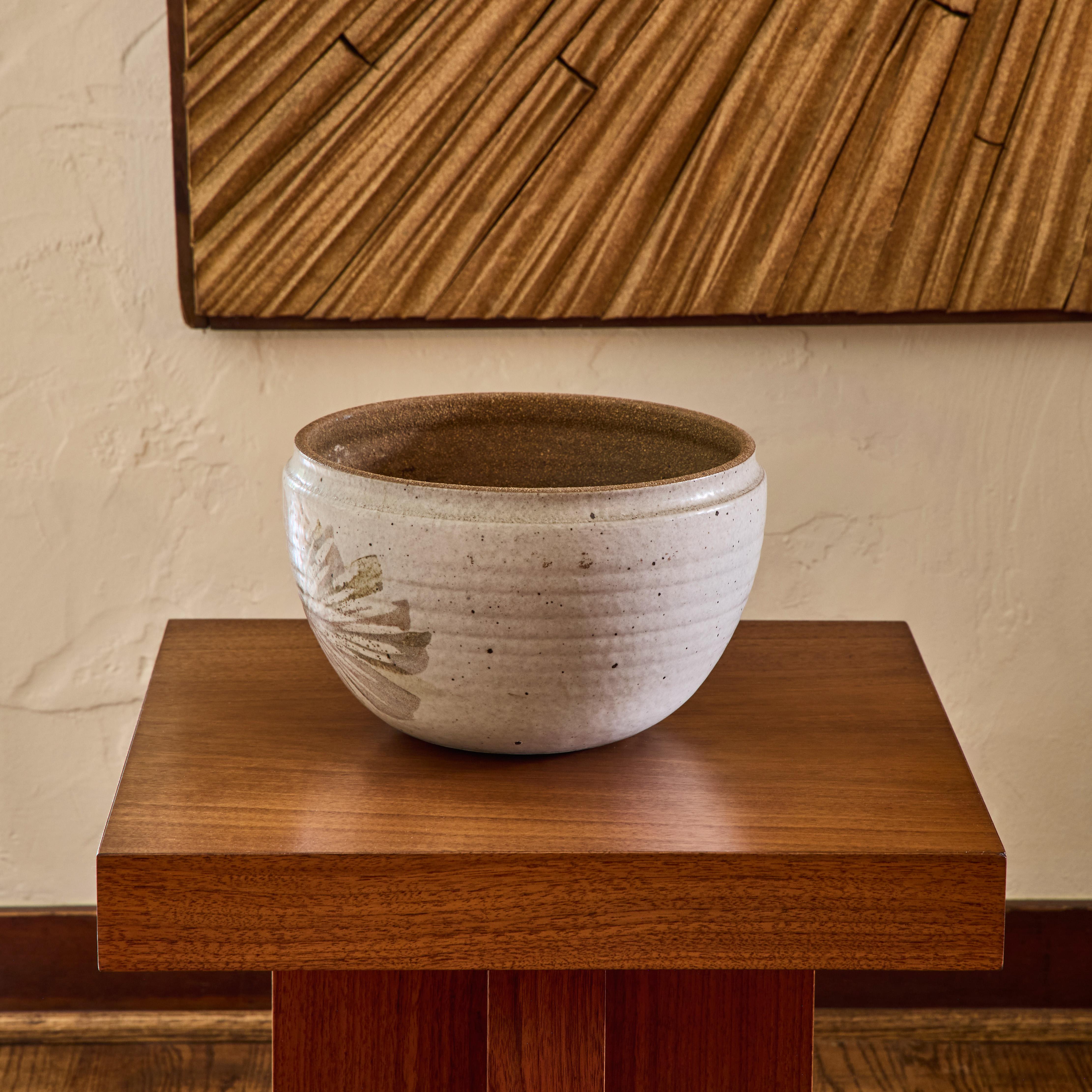 1960s Robert Maxwell Hand-Thrown Speckle Glazed 'Flower' Stoneware Pot.

Exécuté par le potier accompli Robert Maxwell en faïence gravée à la main, émaillée et texturée. Un exemple monumental très propre et incroyablement rare de son travail tout au