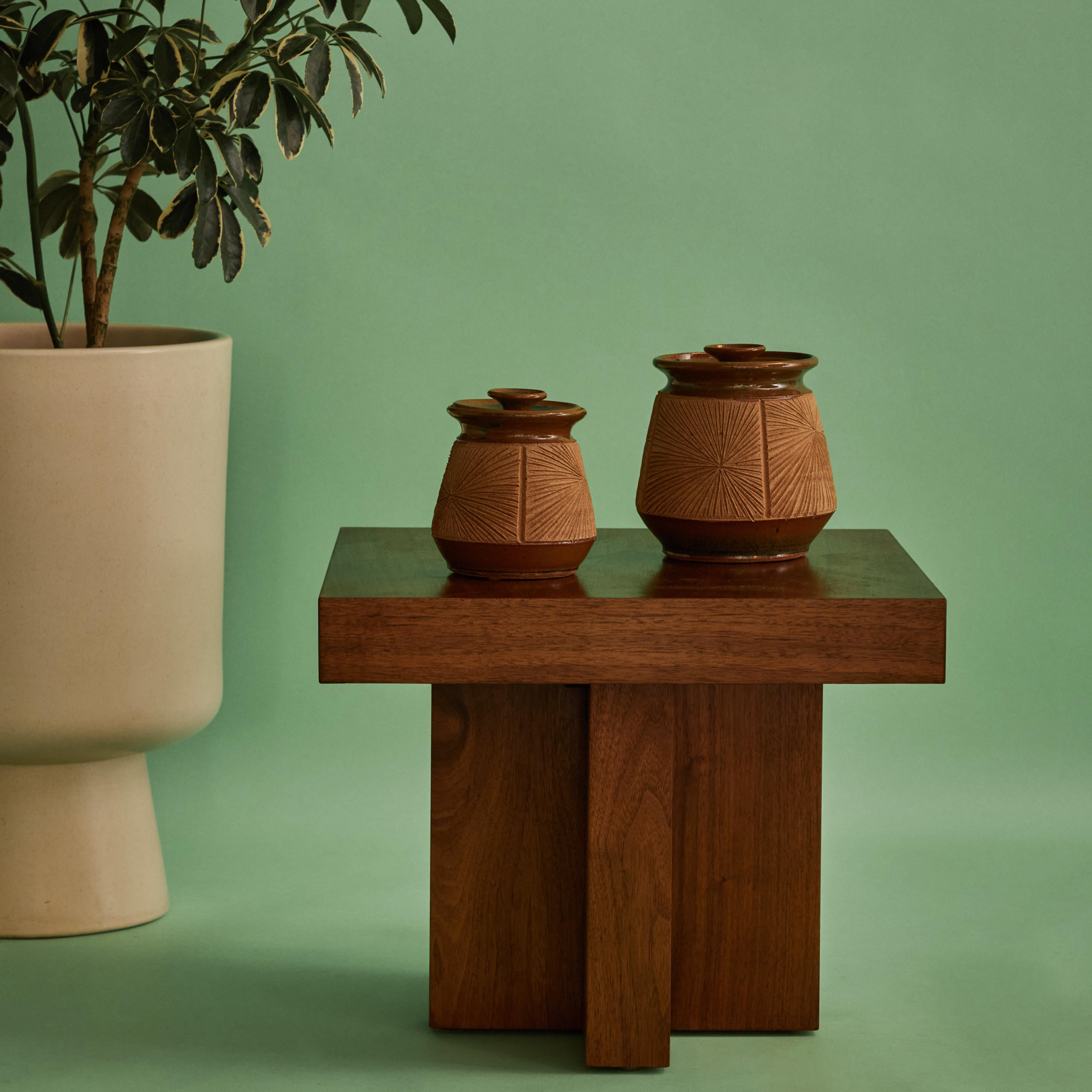 Robert Maxwell and David Cressey Vaso di stoccaggio per Earthgender. Studio A realizzato in terracotta lavorata a mano e progettata con coperchio smaltato abbinato, ideale sia come soluzione di stoccaggio che come accento decorativo. Un esemplare