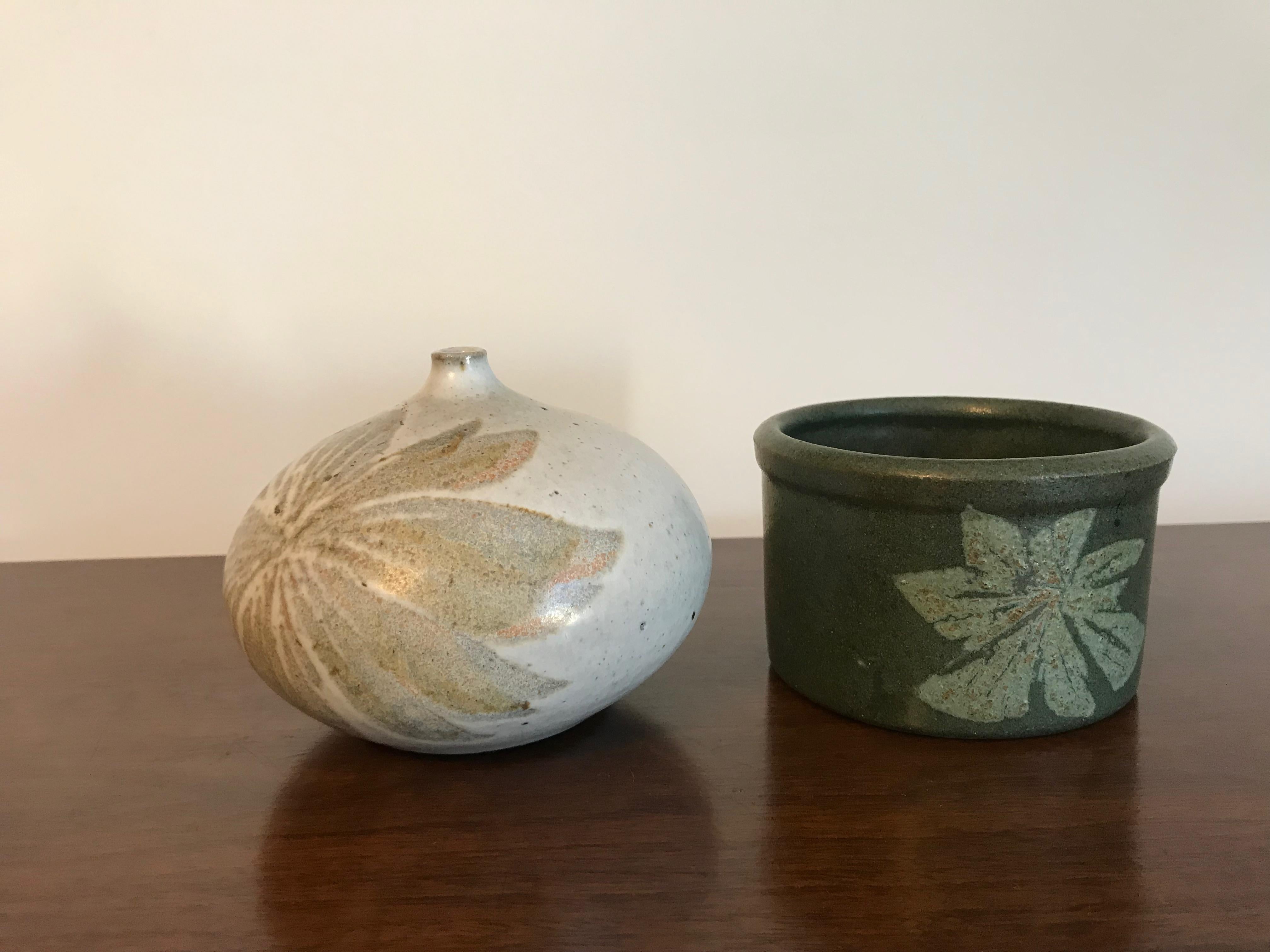 California design.
Nice weed pot vase and occasional bowl / planter (great for a dog or cat  bowl)
Wheel thrown clay, glazed with floral accent.
Display with small flowers / branches and or add to collections...

